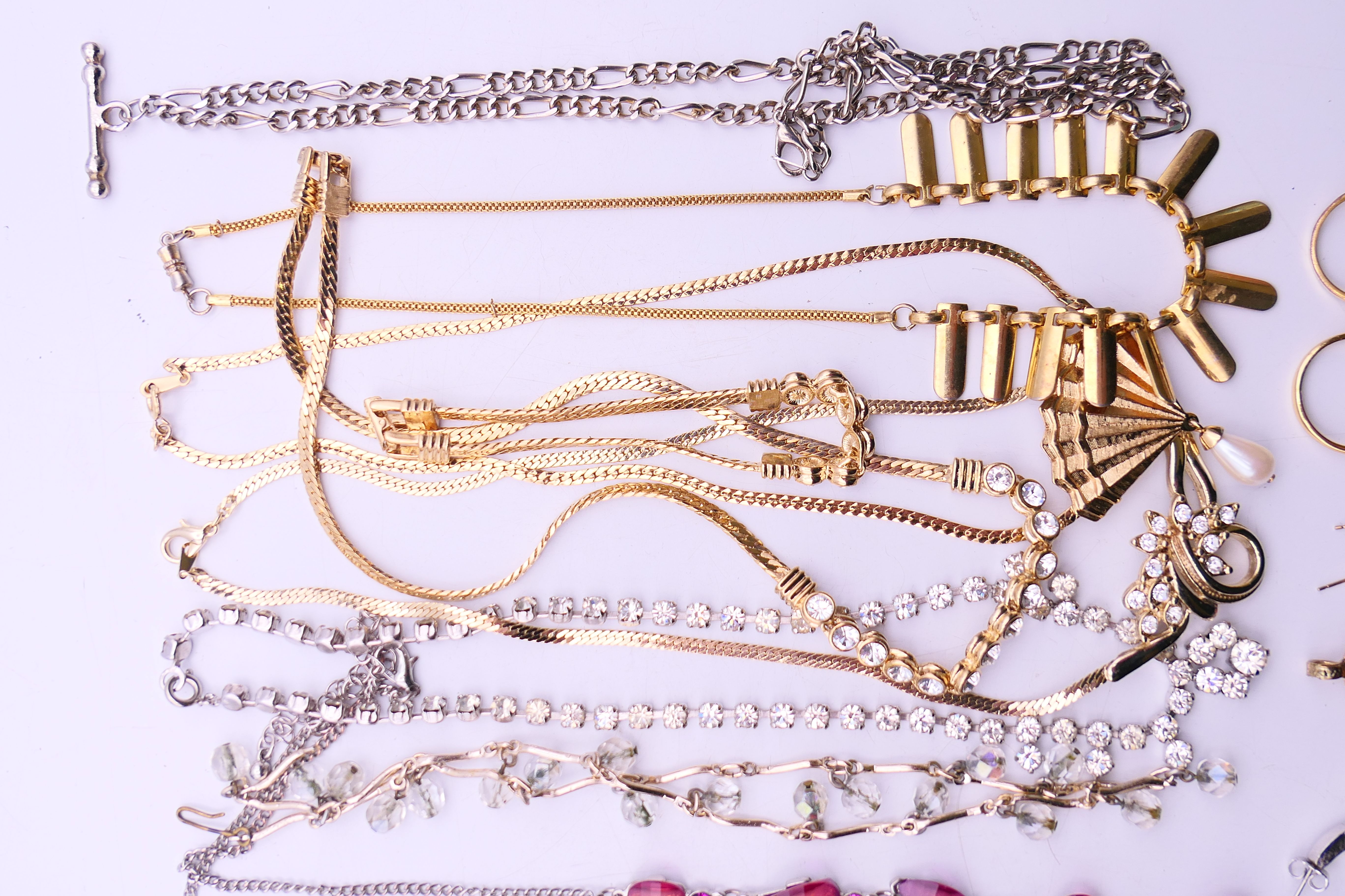 A quantity of various costume jewellery, to include a pair of 9 ct gold earrings 0. - Image 3 of 21