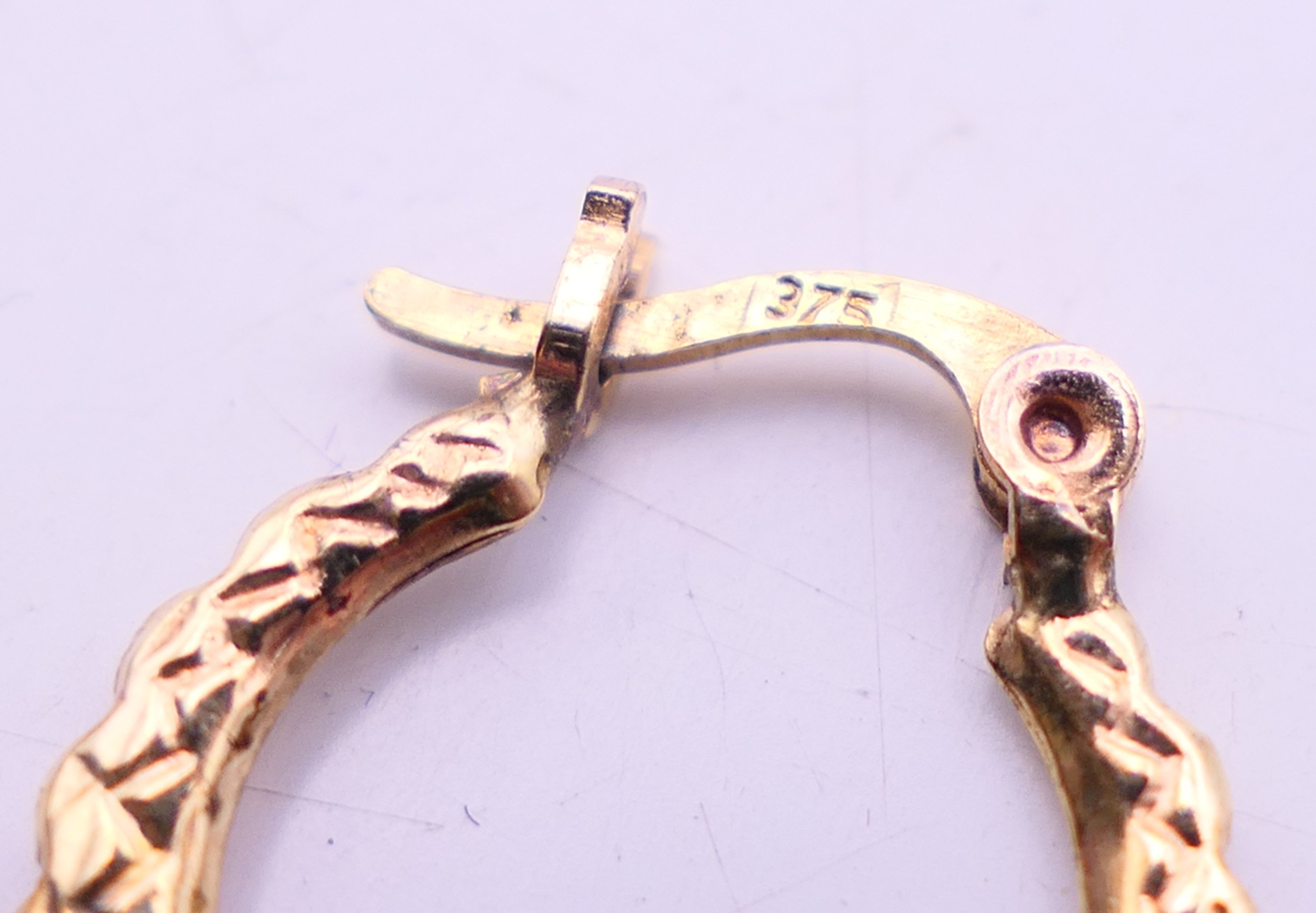 A quantity of various costume jewellery, to include a pair of 9 ct gold earrings 0. - Image 21 of 21