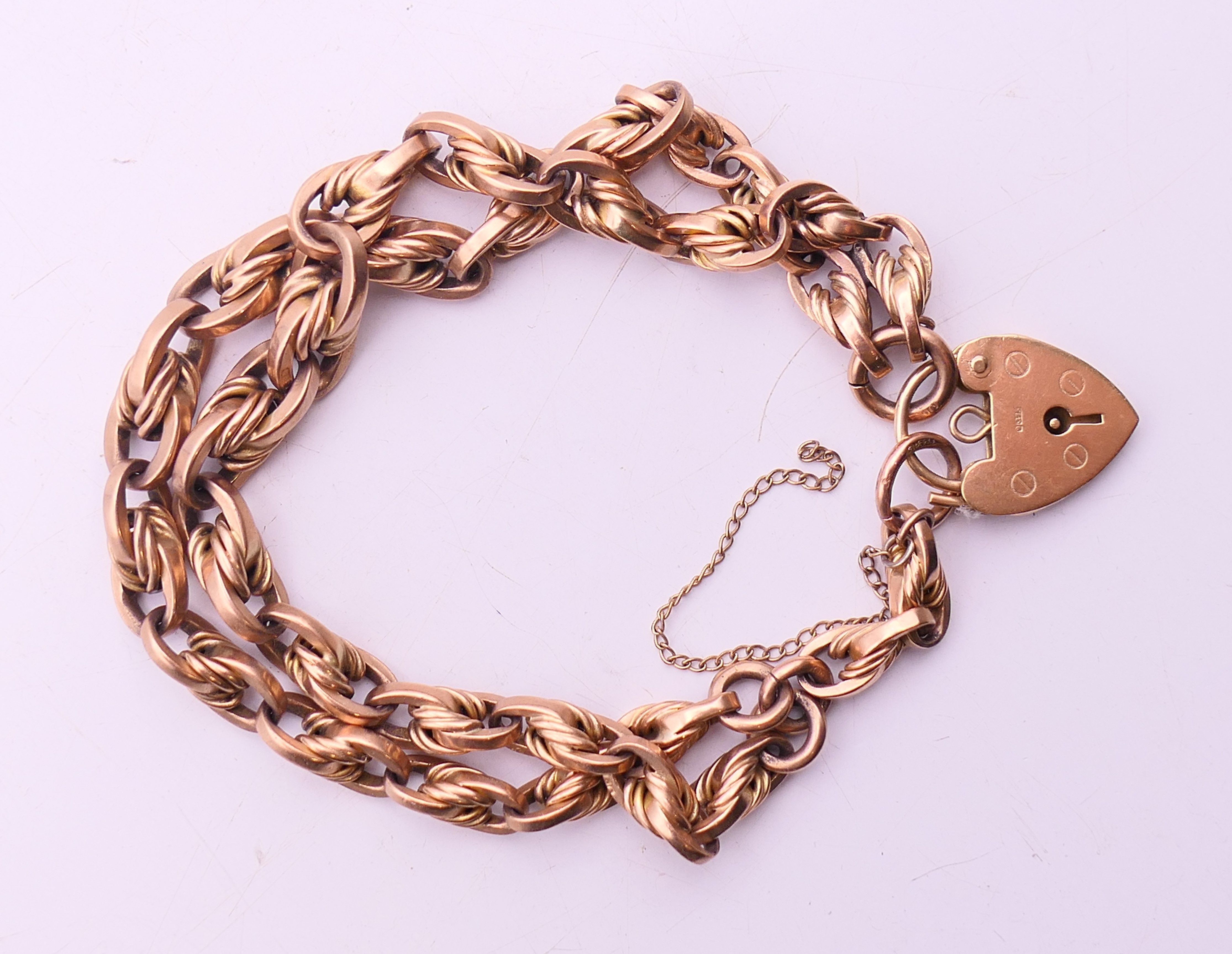 A 9 ct gold bracelet with heart padlock fastening. 19 cm long. 38 grammes. - Image 3 of 5