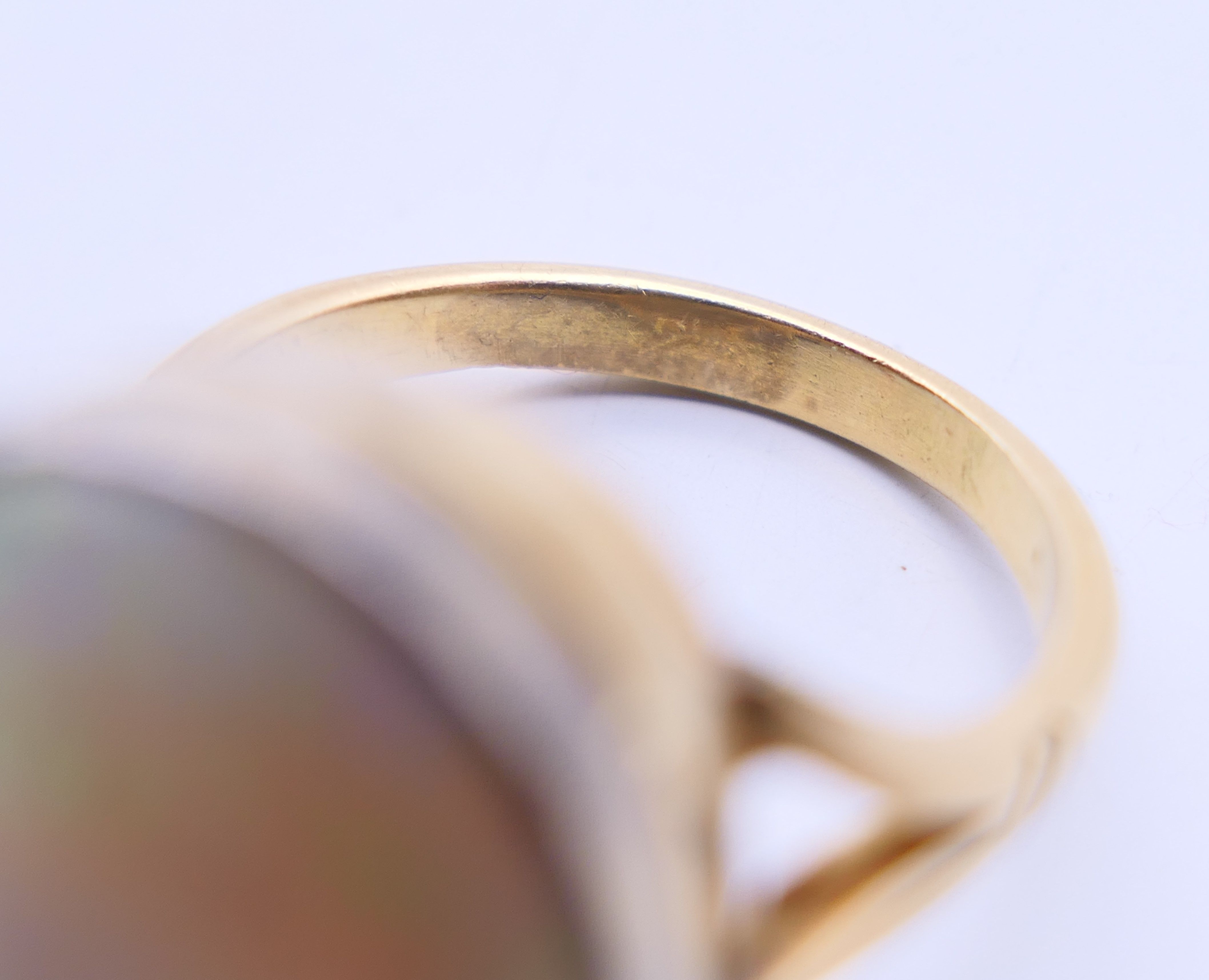 A 15 ct gold and opal ring. Opal 1.8 cm high. Ring size O. - Image 4 of 6