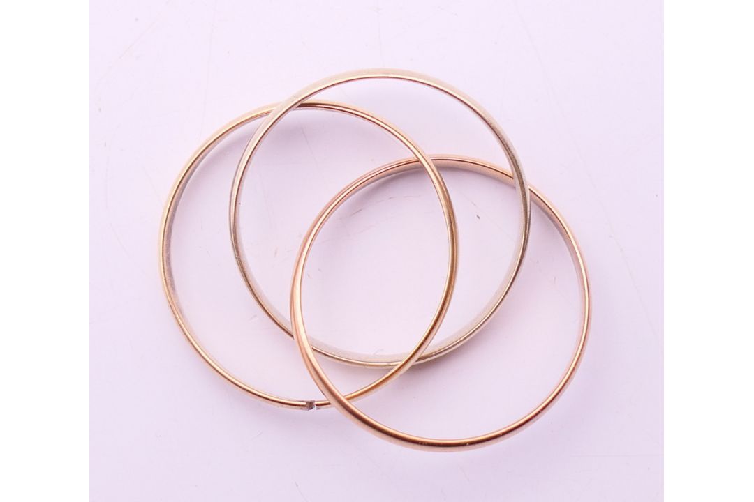 A 9 ct gold tri-coloured ring, a 9 ct gold heart shaped pendant and a 9 ct gold tie pin. Tie pin 5. - Image 11 of 13