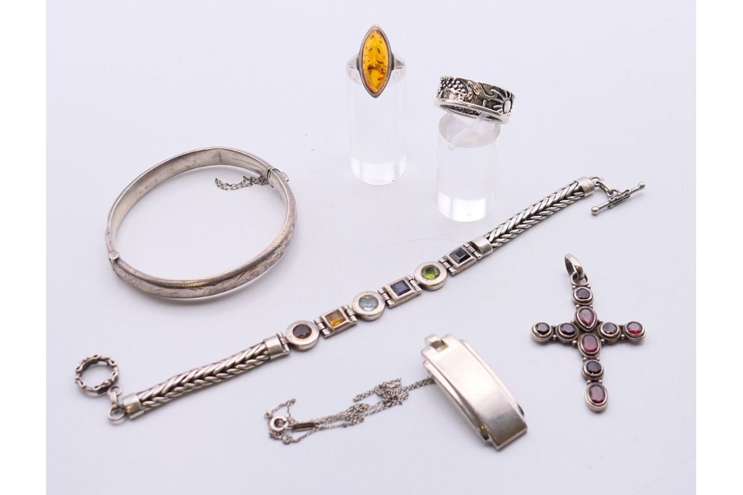 A quantity of 925 silver jewellery, to include a bangle, a multi-stone bracelet, two rings, - Image 1 of 23