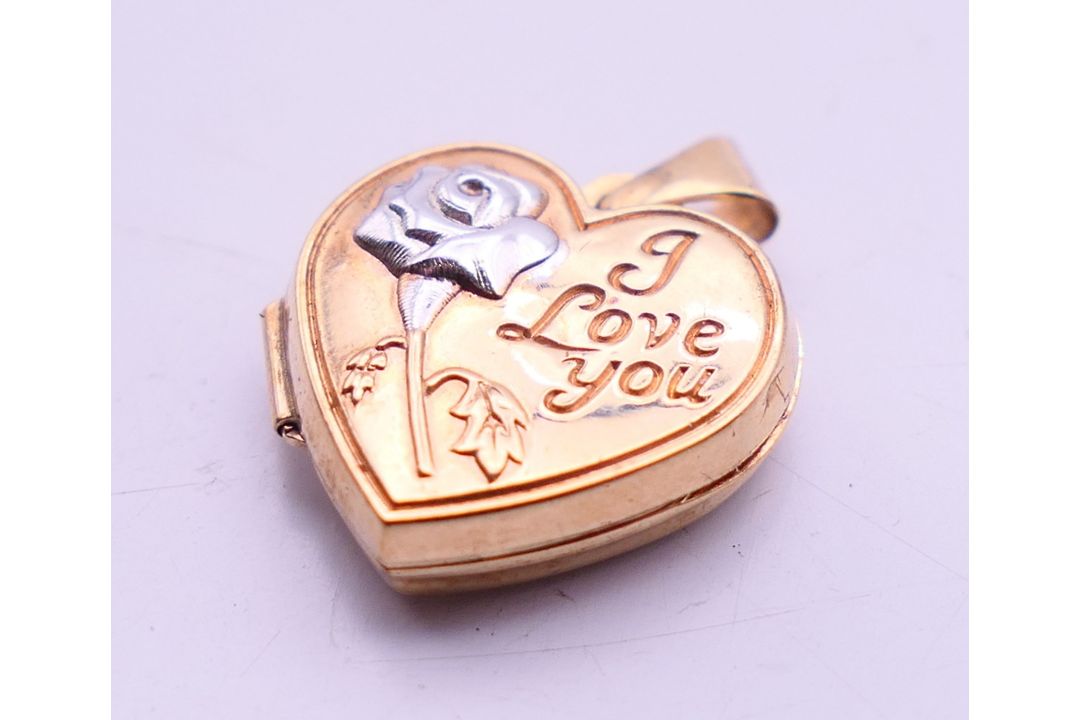 A 9 ct gold tri-coloured ring, a 9 ct gold heart shaped pendant and a 9 ct gold tie pin. Tie pin 5. - Image 13 of 13
