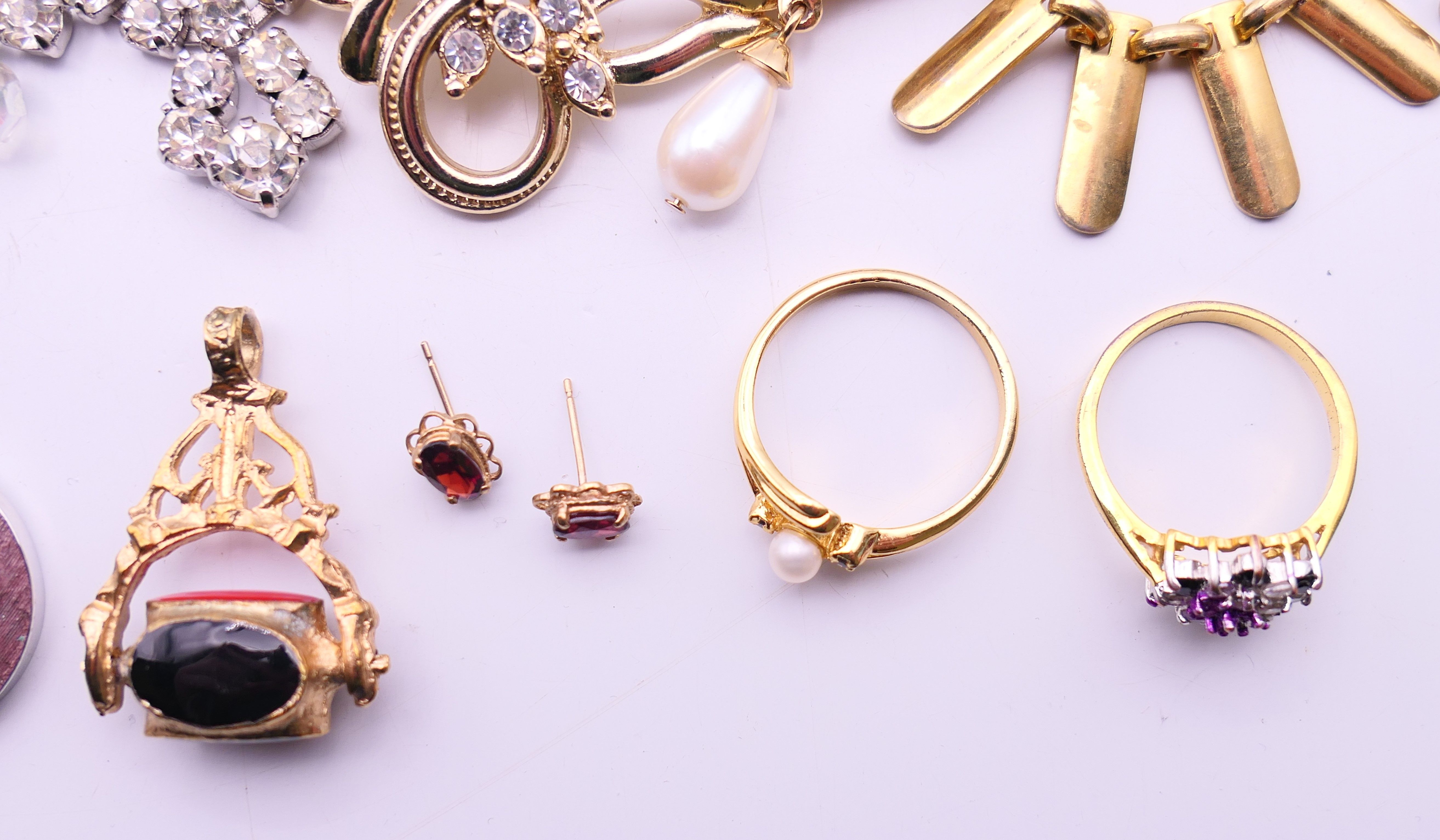 A quantity of various costume jewellery, to include a pair of 9 ct gold earrings 0. - Image 5 of 21