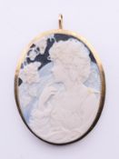 A 9 ct gold cameo brooch/pendant. 4.5 cm high.