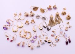 A quantity of various gold earrings. Knot twist earrings 1 cm diameter. 40.5 grammes total weight.