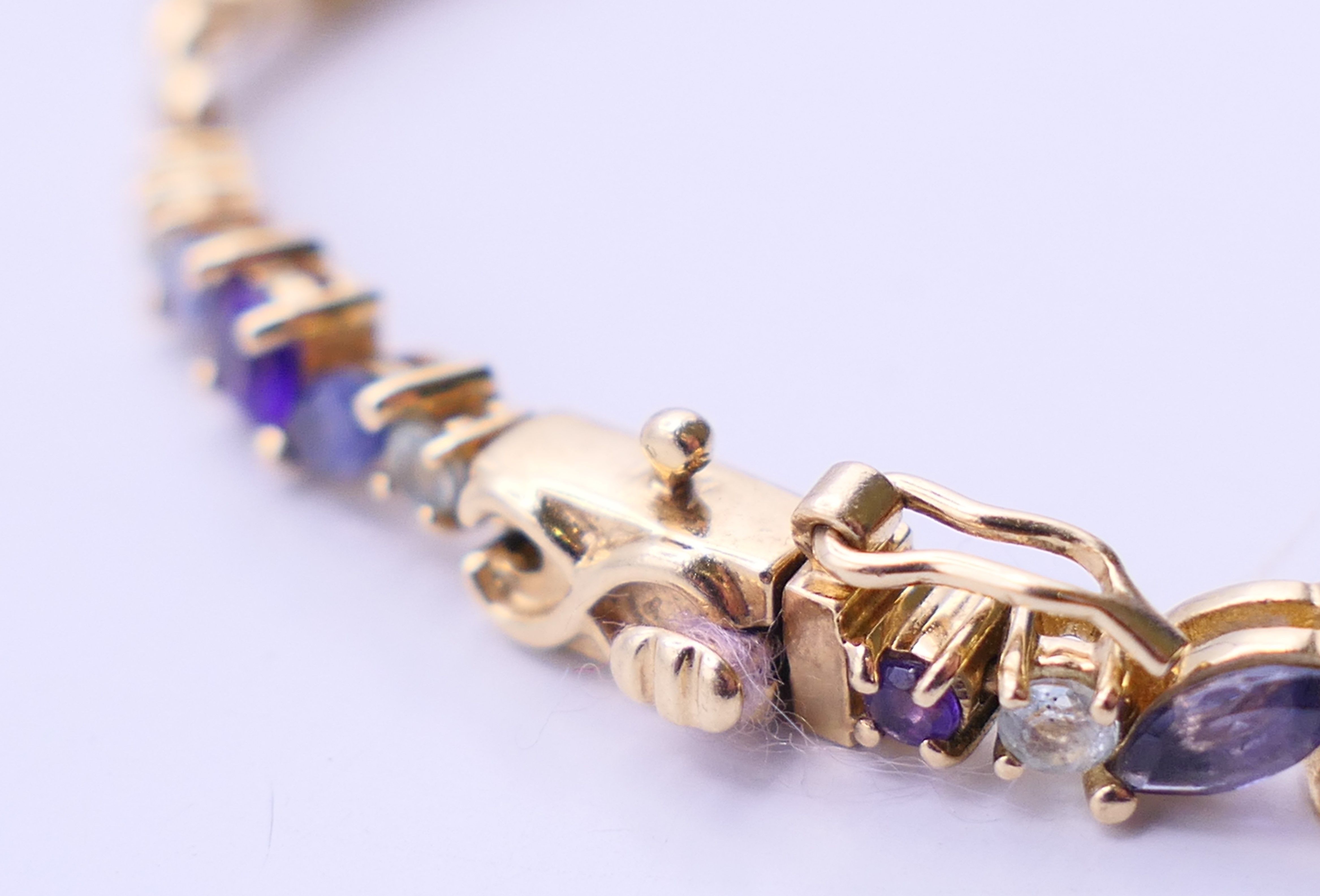 A 9 ct gold dress ring and a matching 9 ct gold bracelet. Bracelet 18 cm long. Ring size Q. 11. - Image 4 of 10