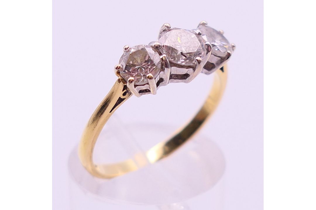 An 18 ct gold three stone diamond ring. Ring size P. - Image 3 of 5