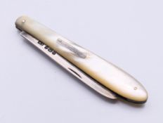 A silver and mother-of-pearl fruit knife. 14.5 cm long open, 8.5 cm long closed.