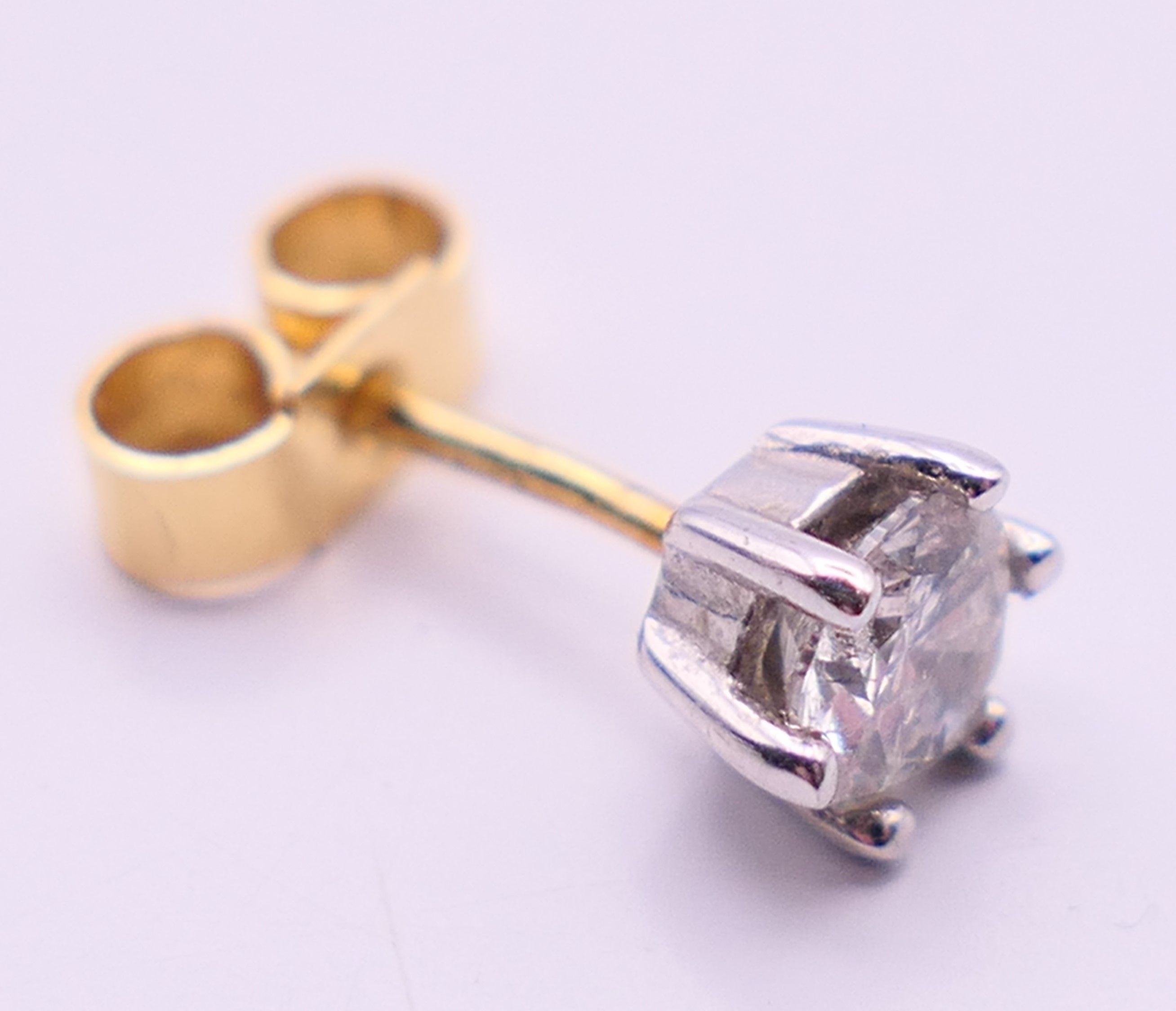 A pair of 18 ct gold diamond stud earrings. Approximately 0.5 cm diameter. - Image 4 of 6