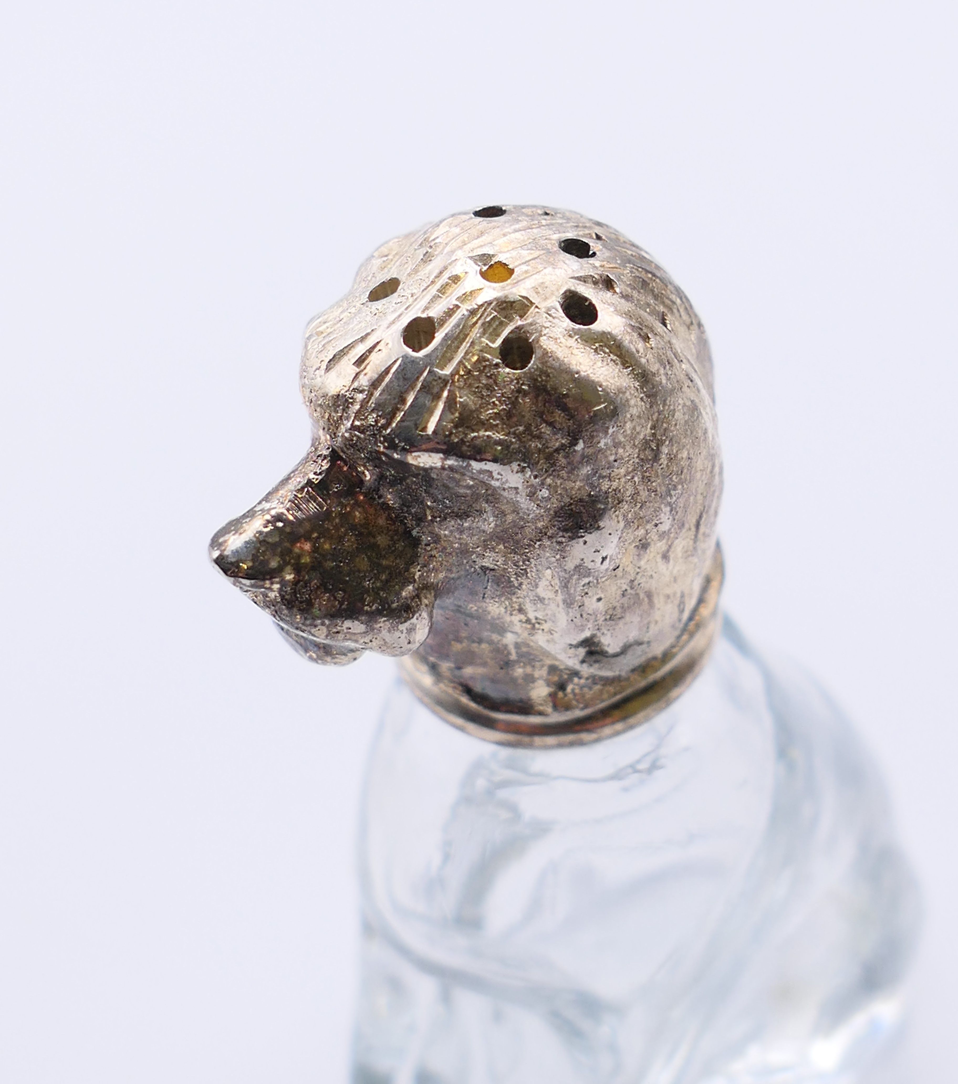 A pair of glass and white metal peppers formed as dogs. 8 cm and 7 cm high respectively. - Image 4 of 7