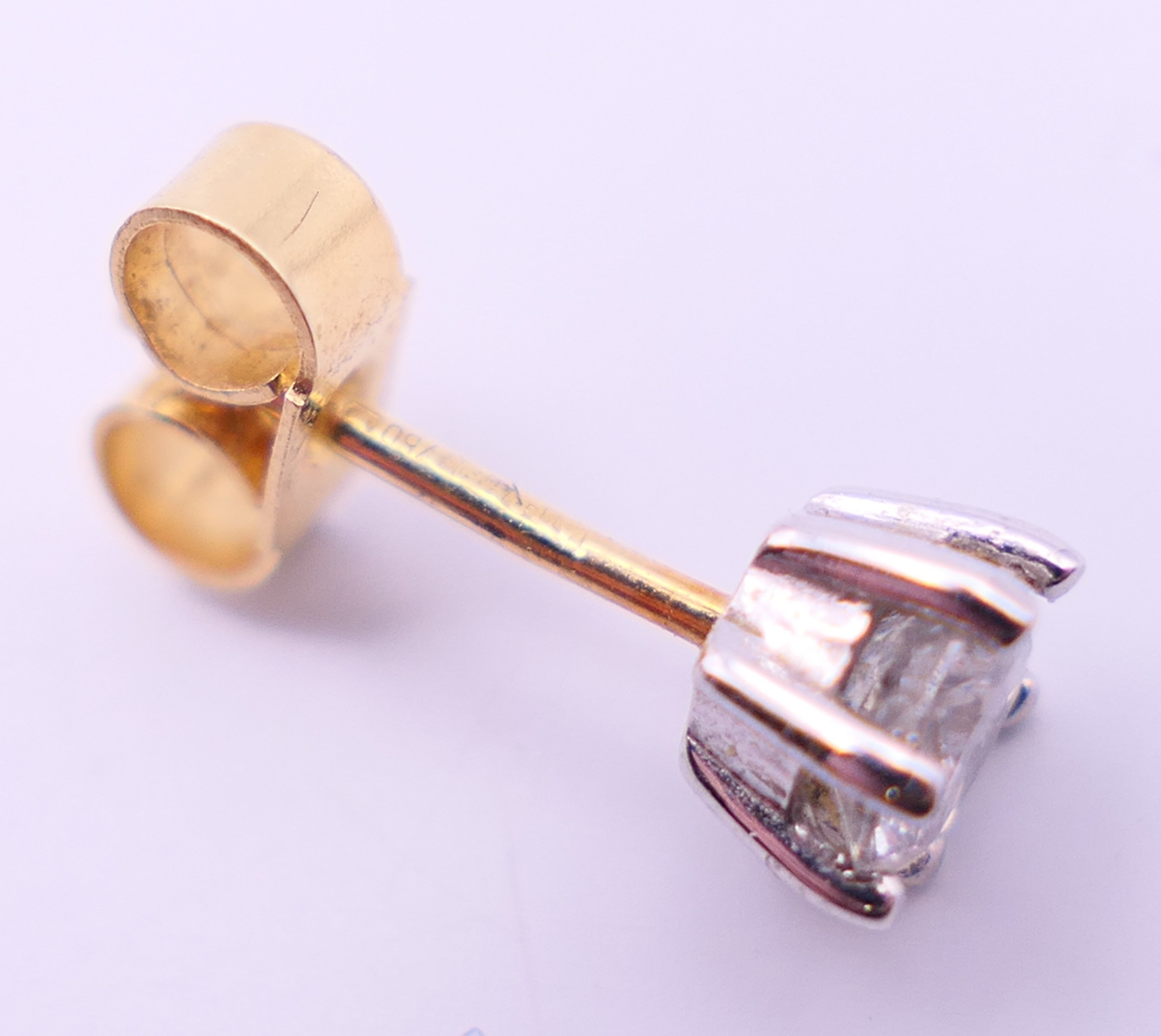 A pair of 18 ct gold diamond stud earrings. Approximately 0.5 cm diameter. - Image 5 of 6