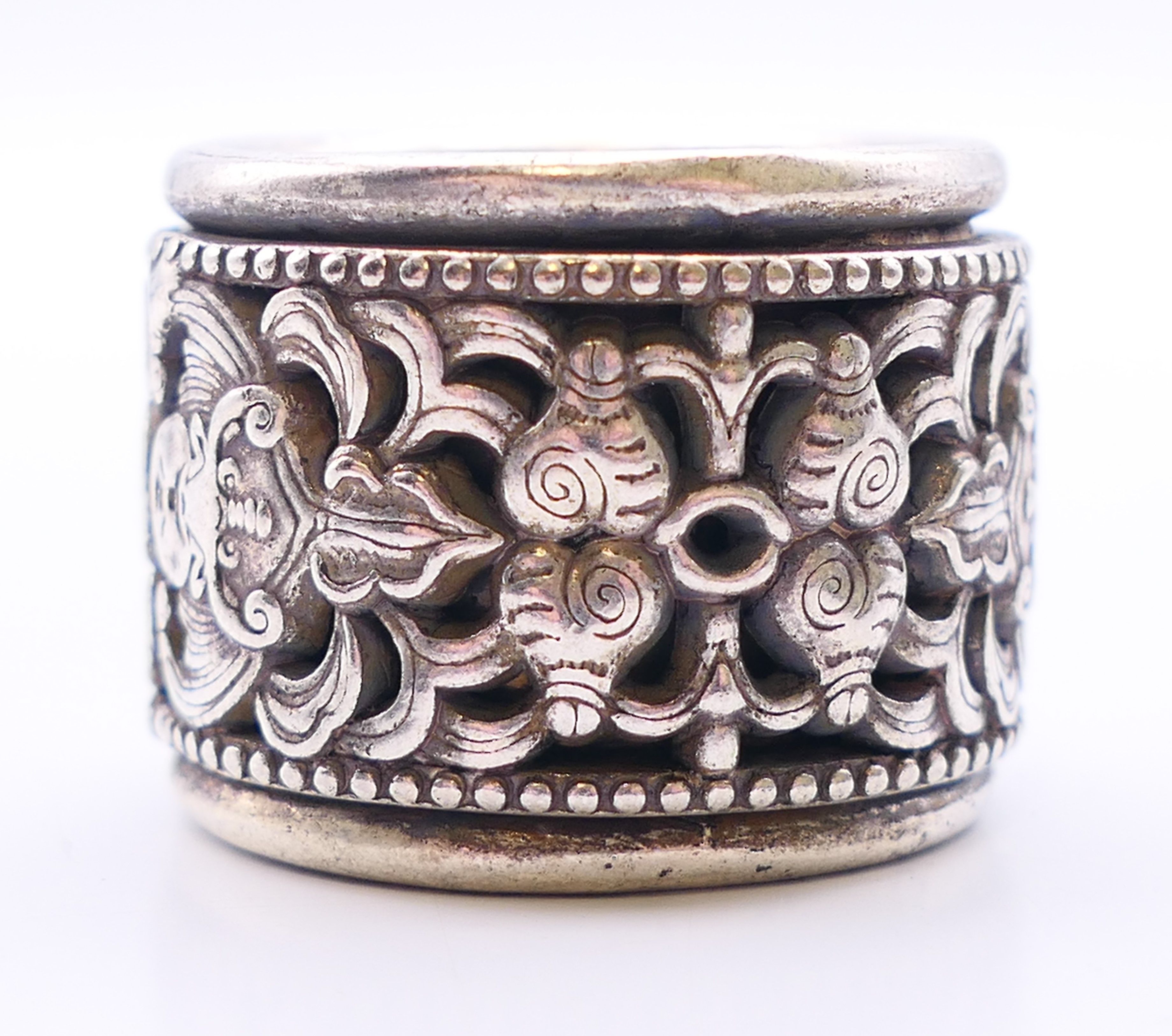 A Chinese archer's ring. 2.25 cm high. - Image 2 of 4