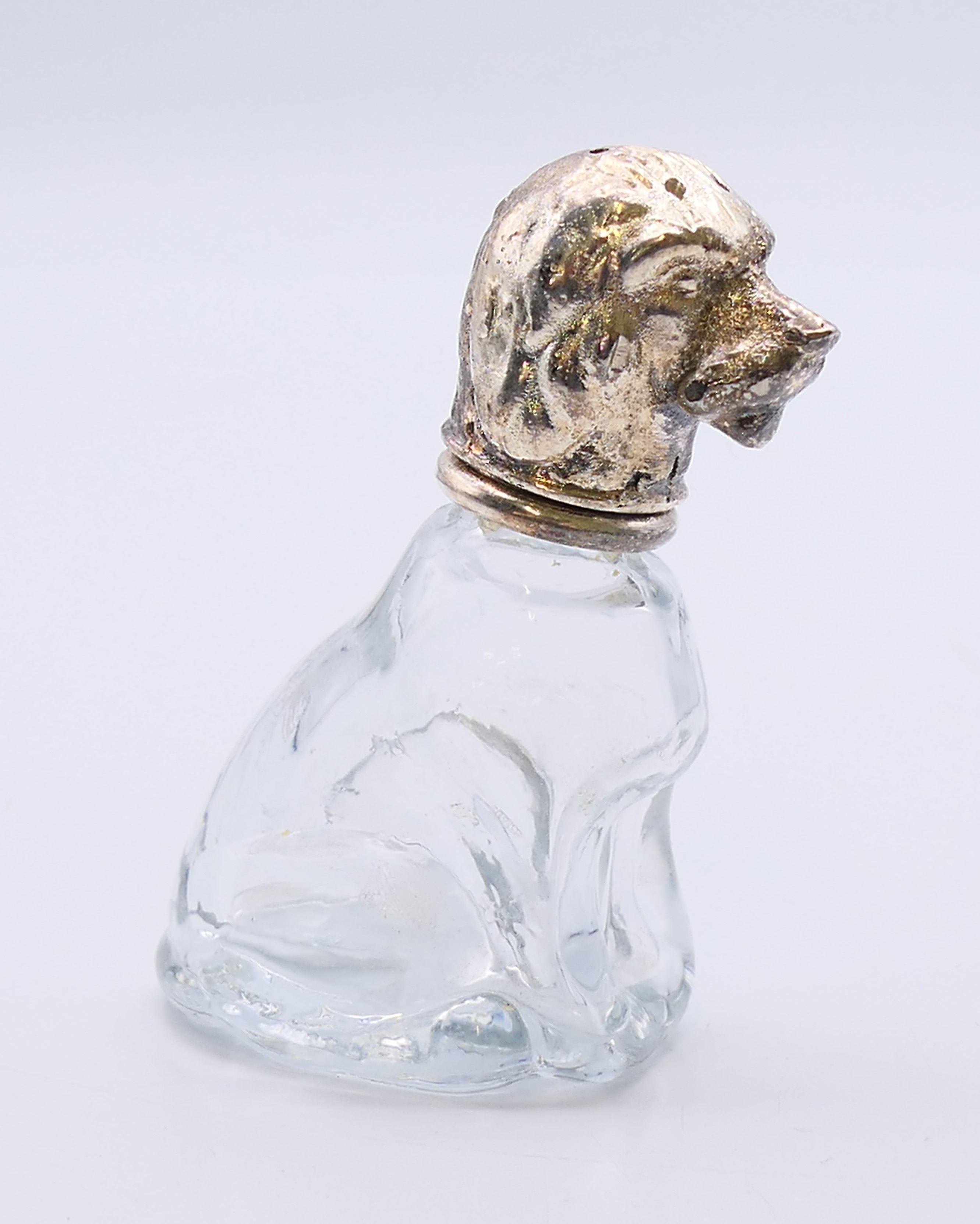 A pair of glass and white metal peppers formed as dogs. 8 cm and 7 cm high respectively. - Image 2 of 7