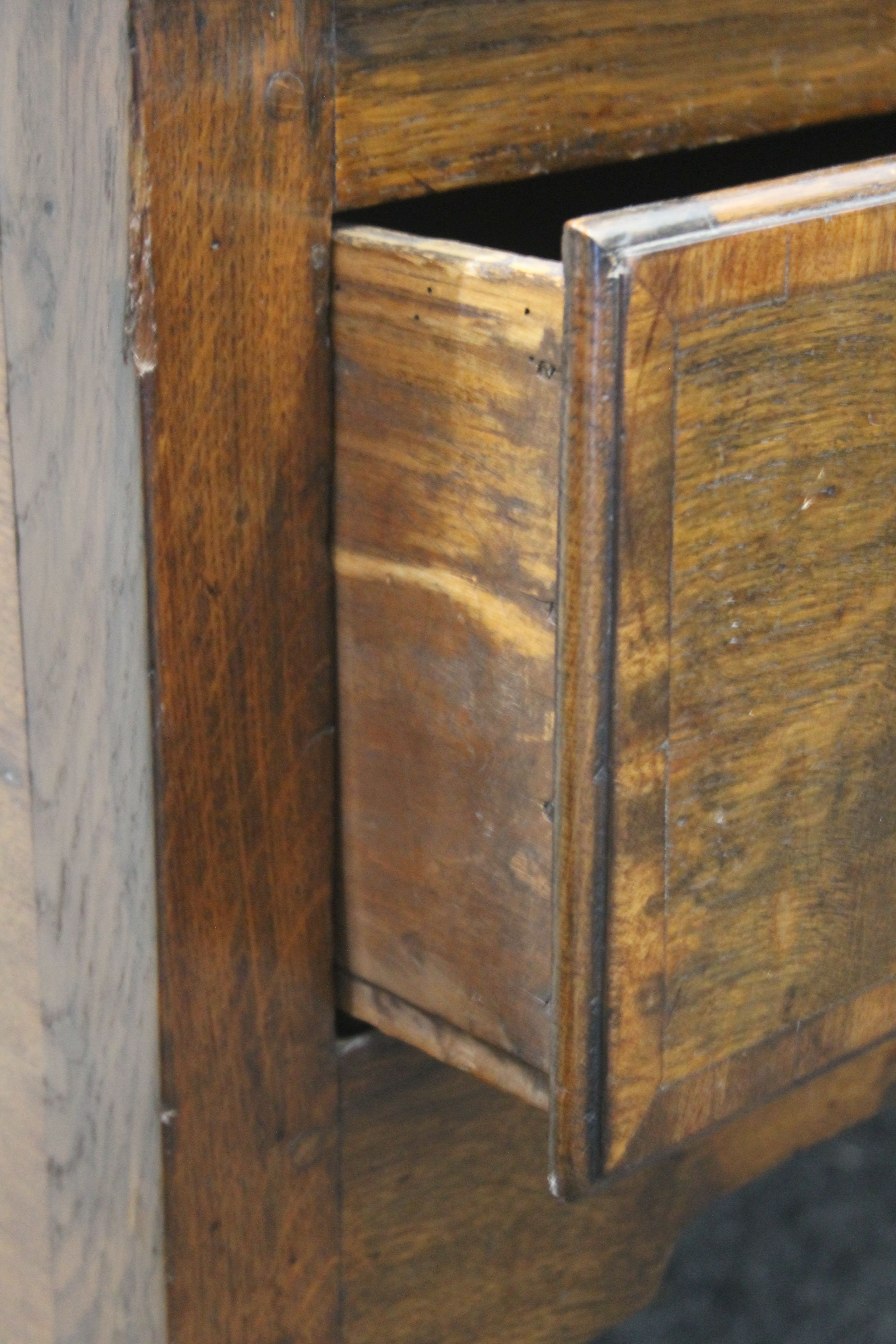A George III oak dresser. 158 cm wide. - Image 6 of 6