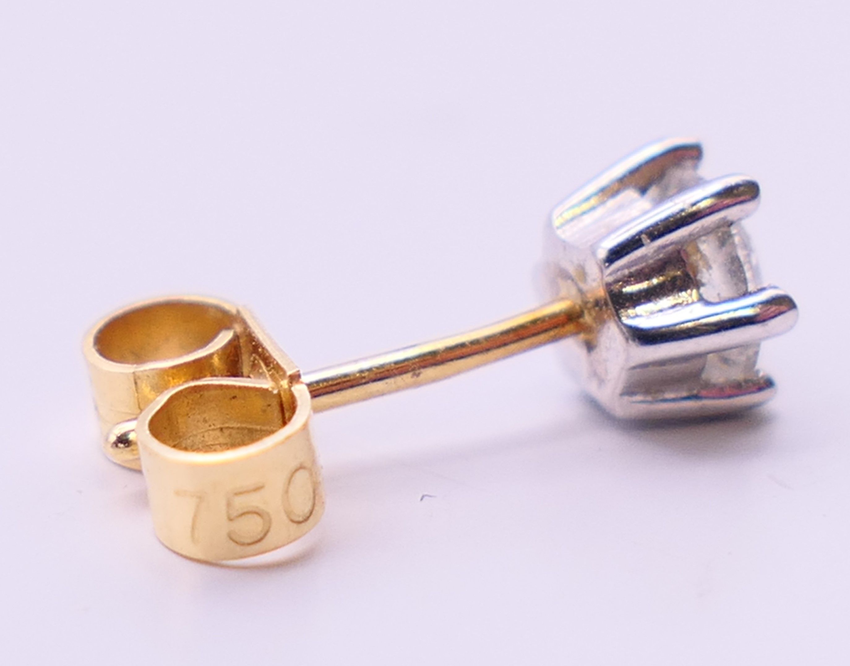 A pair of 18 ct gold diamond stud earrings. Approximately 0.5 cm diameter. - Image 6 of 6