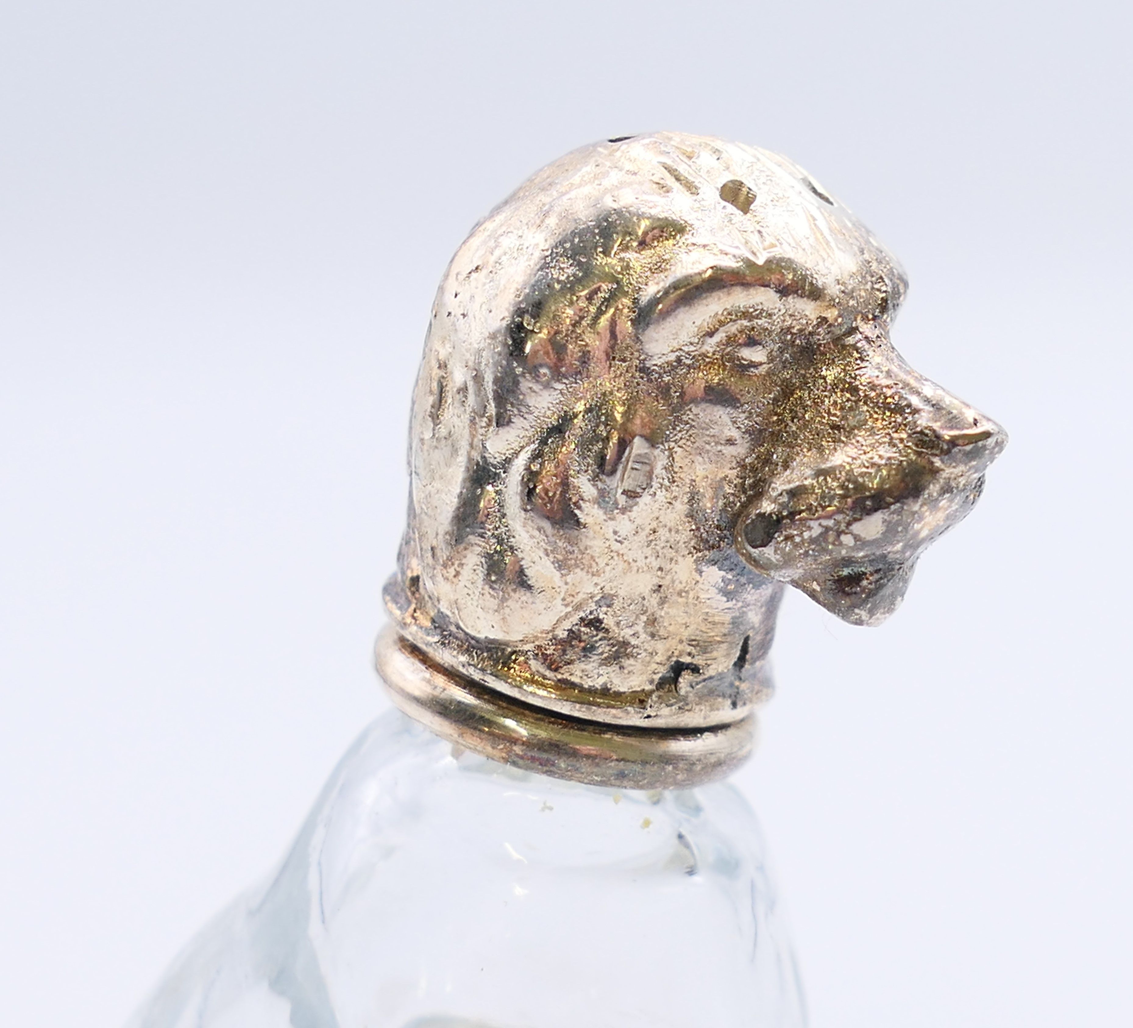 A pair of glass and white metal peppers formed as dogs. 8 cm and 7 cm high respectively. - Image 3 of 7