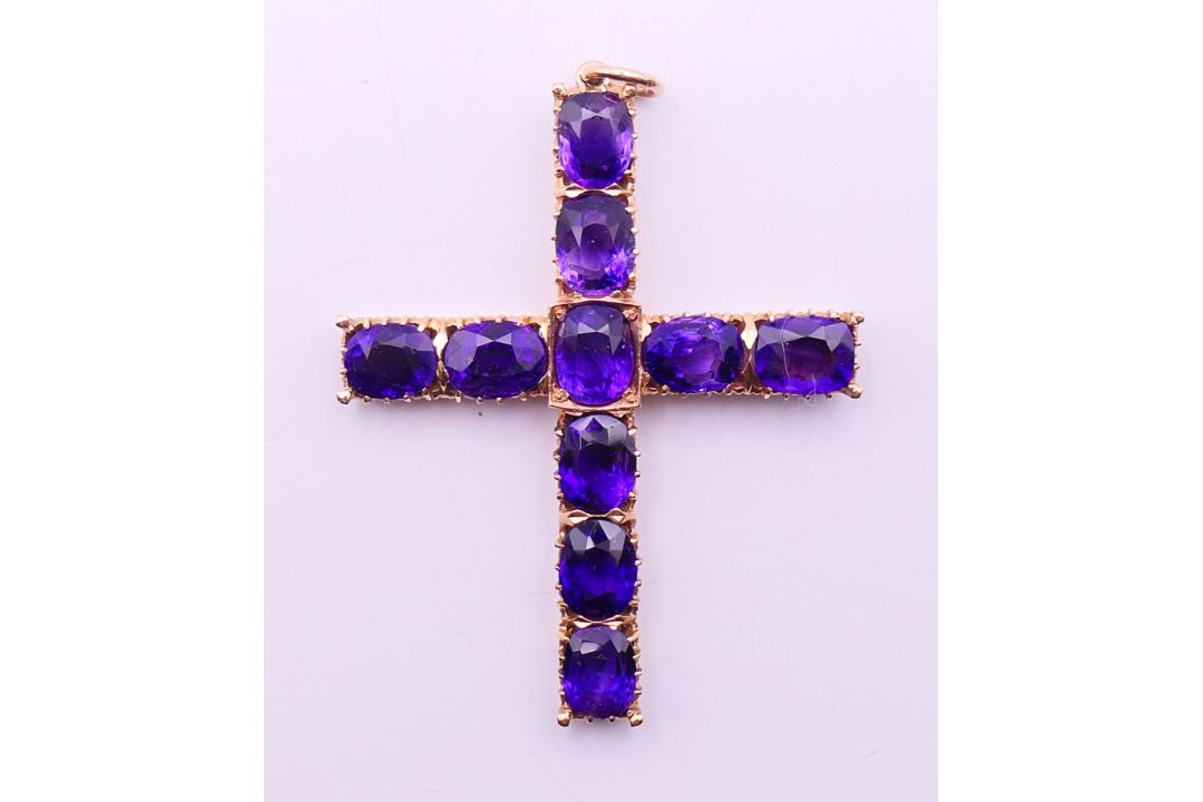 An 18 ct gold and amethyst cross pendant/brooch, - Image 1 of 6