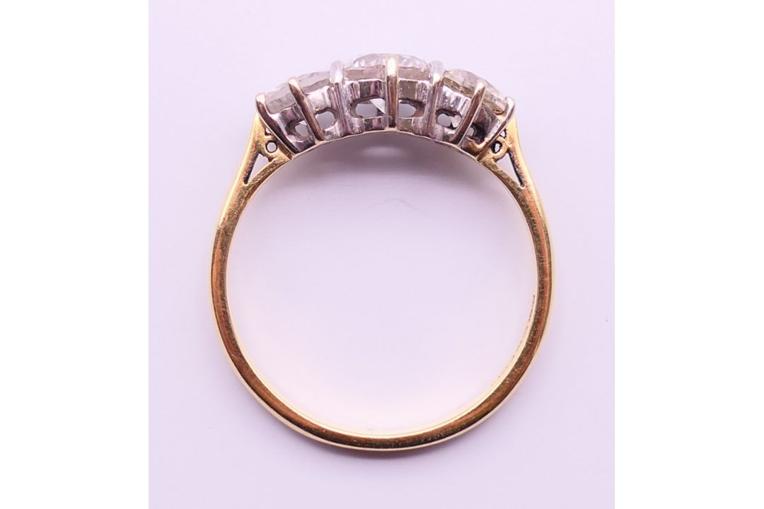An 18 ct gold three stone diamond ring. Ring size P. - Image 5 of 5