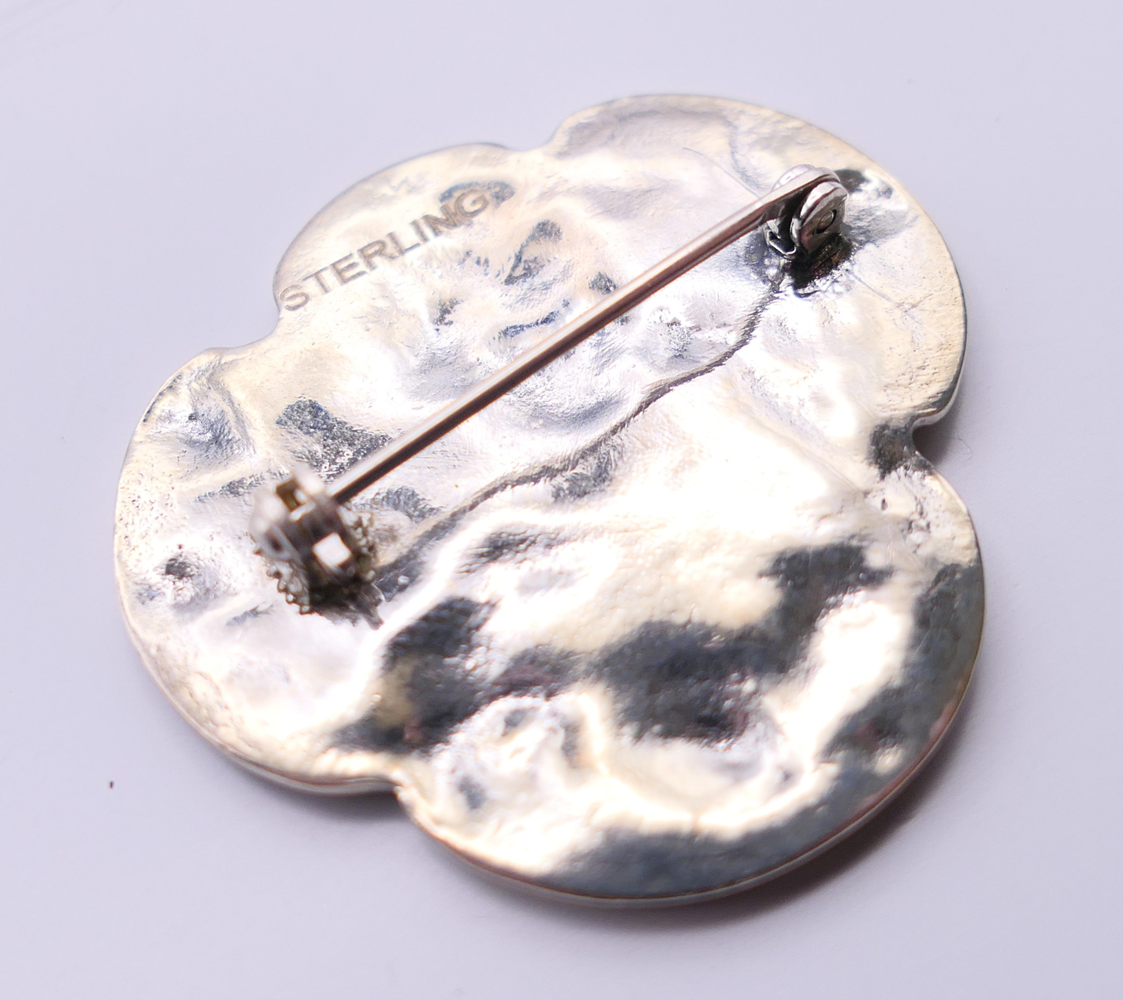 An Art Nouveau-style girl brooch. 3 cm high. - Image 3 of 3