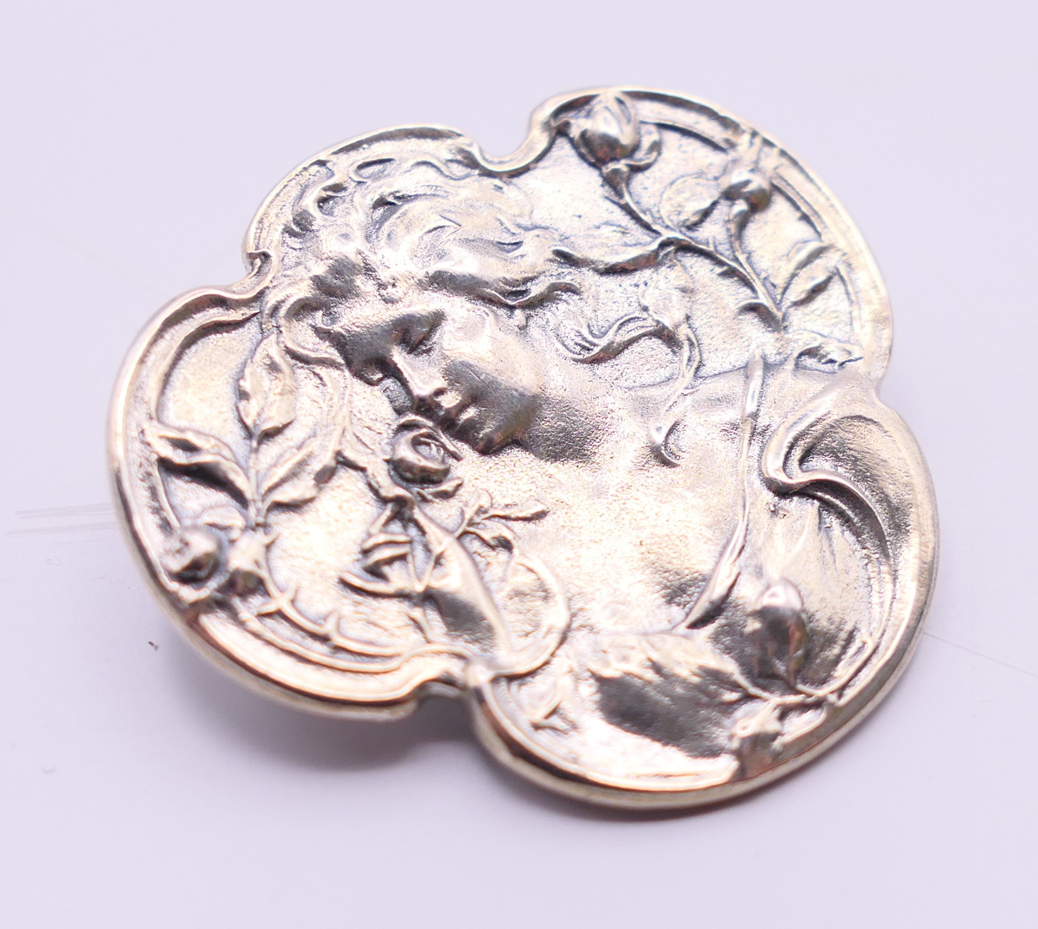 An Art Nouveau-style girl brooch. 3 cm high. - Image 2 of 3