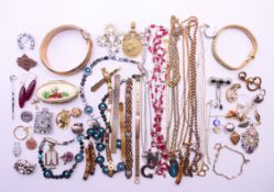 A quantity of costume jewellery, to include necklaces, bracelets, earrings, etc.