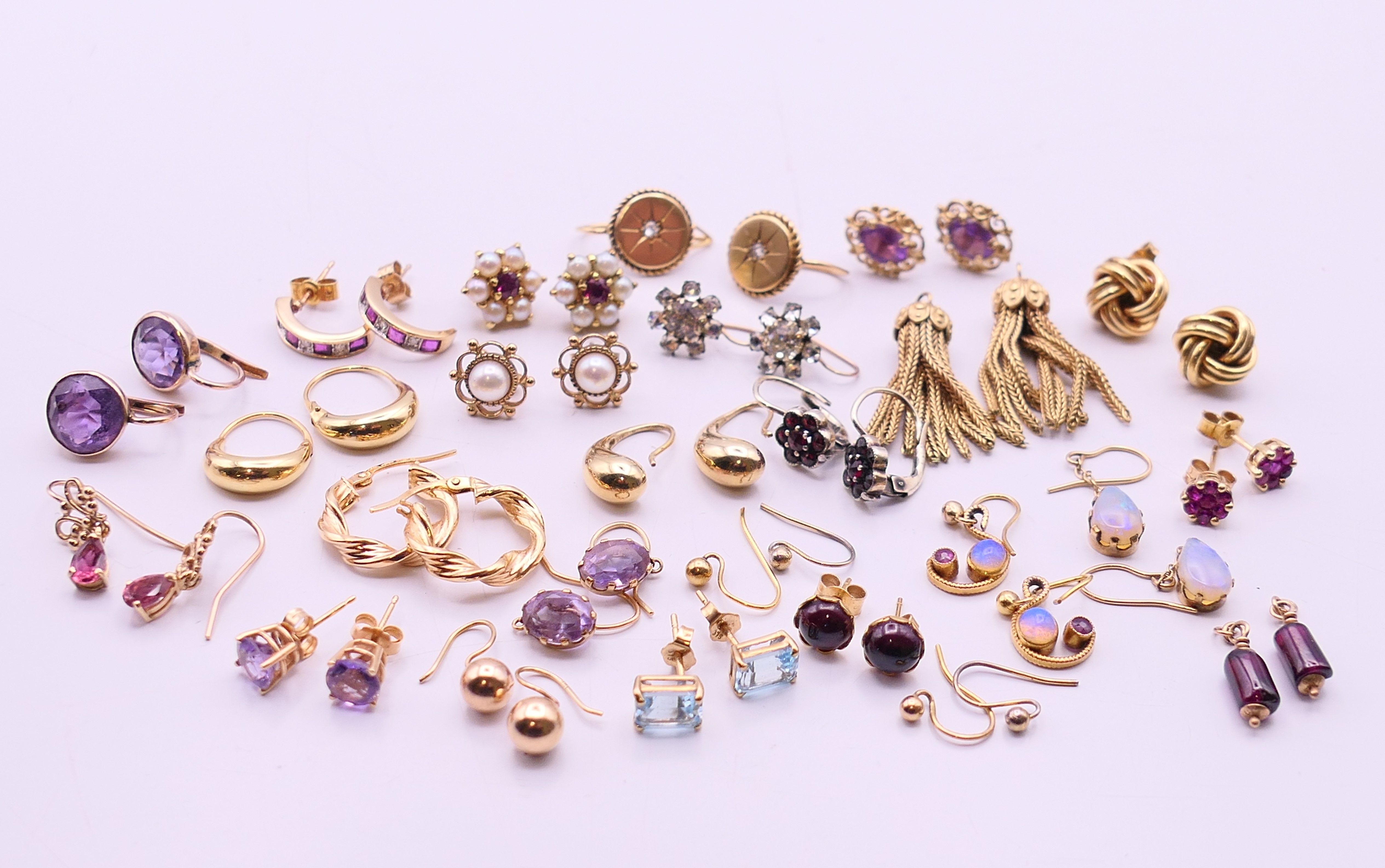 A quantity of various gold earrings. Knot twist earrings 1 cm diameter. 40.5 grammes total weight. - Image 2 of 3