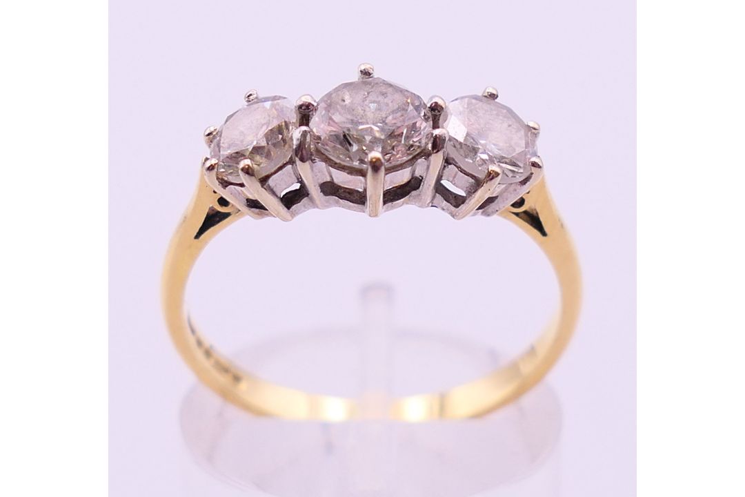 An 18 ct gold three stone diamond ring. Ring size P. - Image 2 of 5