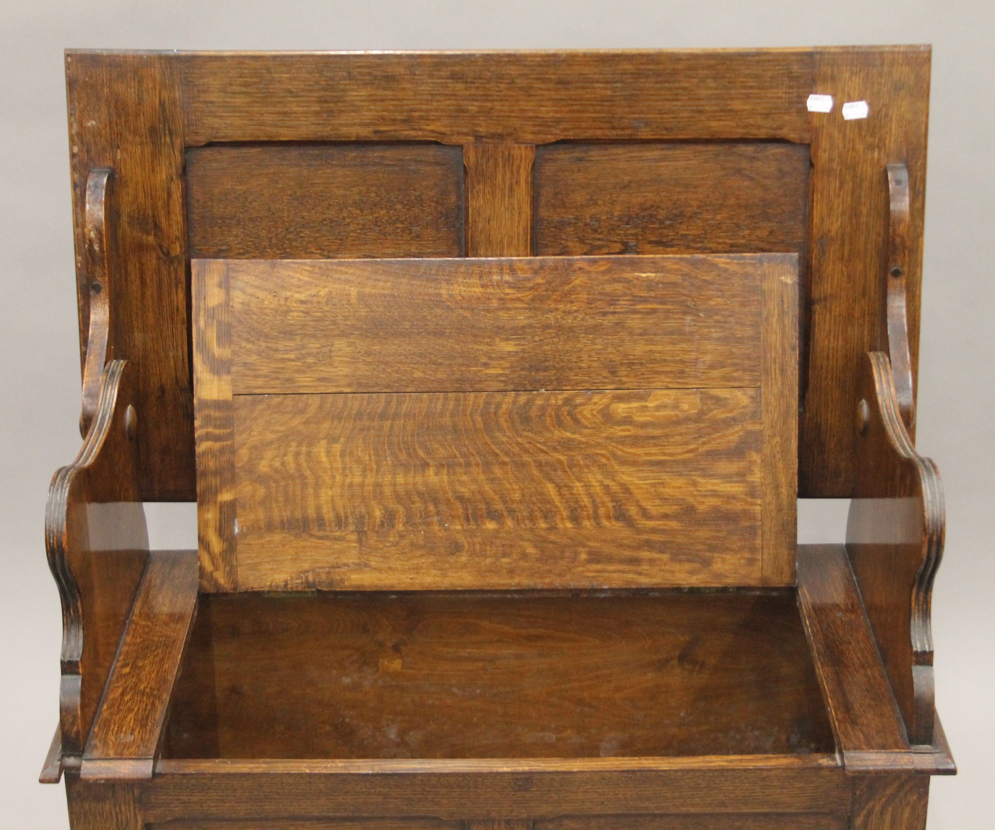 An early 20th century oak monk's bench. 90.5 cm wide. 75 cm high x 45. - Image 3 of 5