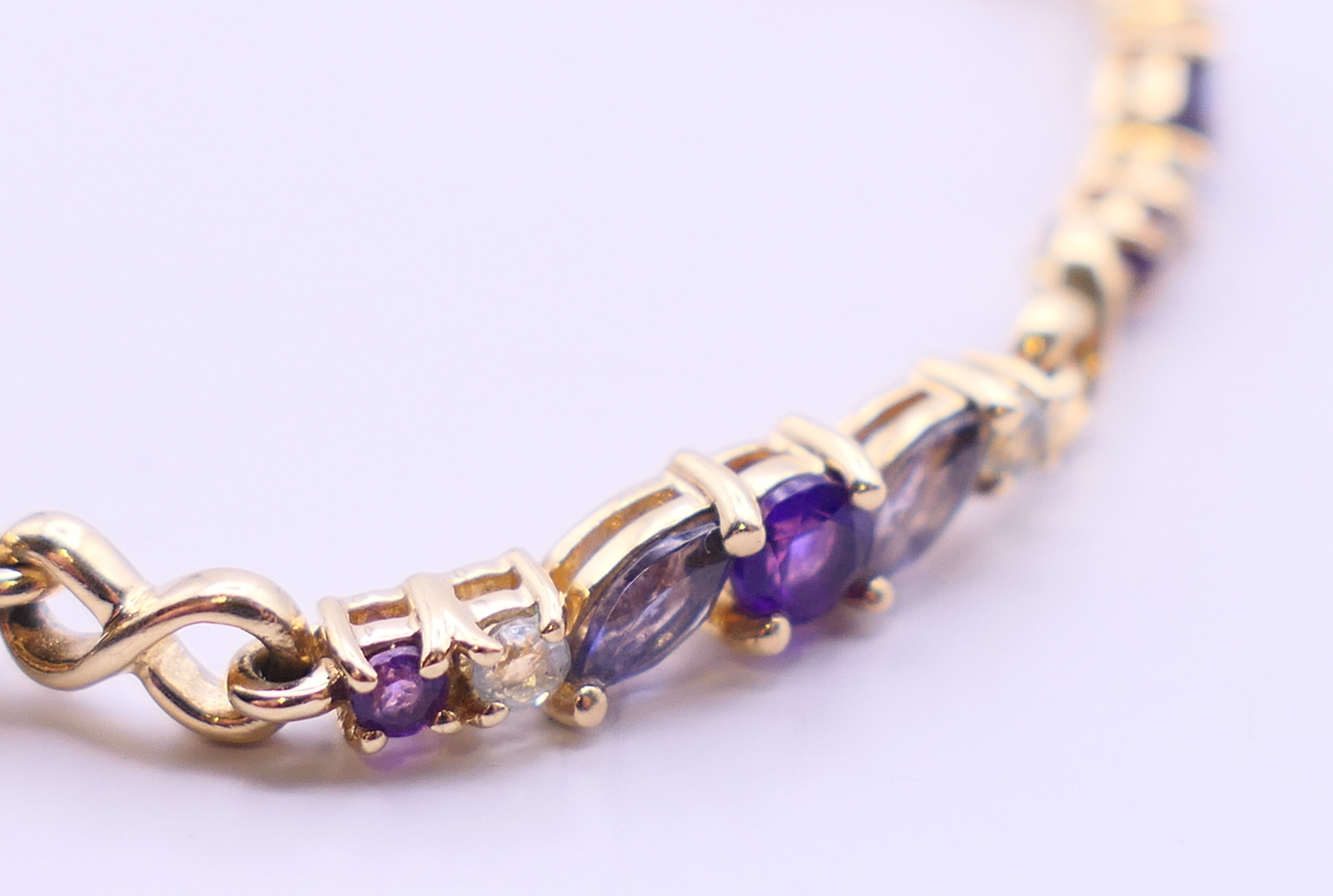 A 9 ct gold dress ring and a matching 9 ct gold bracelet. Bracelet 18 cm long. Ring size Q. 11. - Image 3 of 10