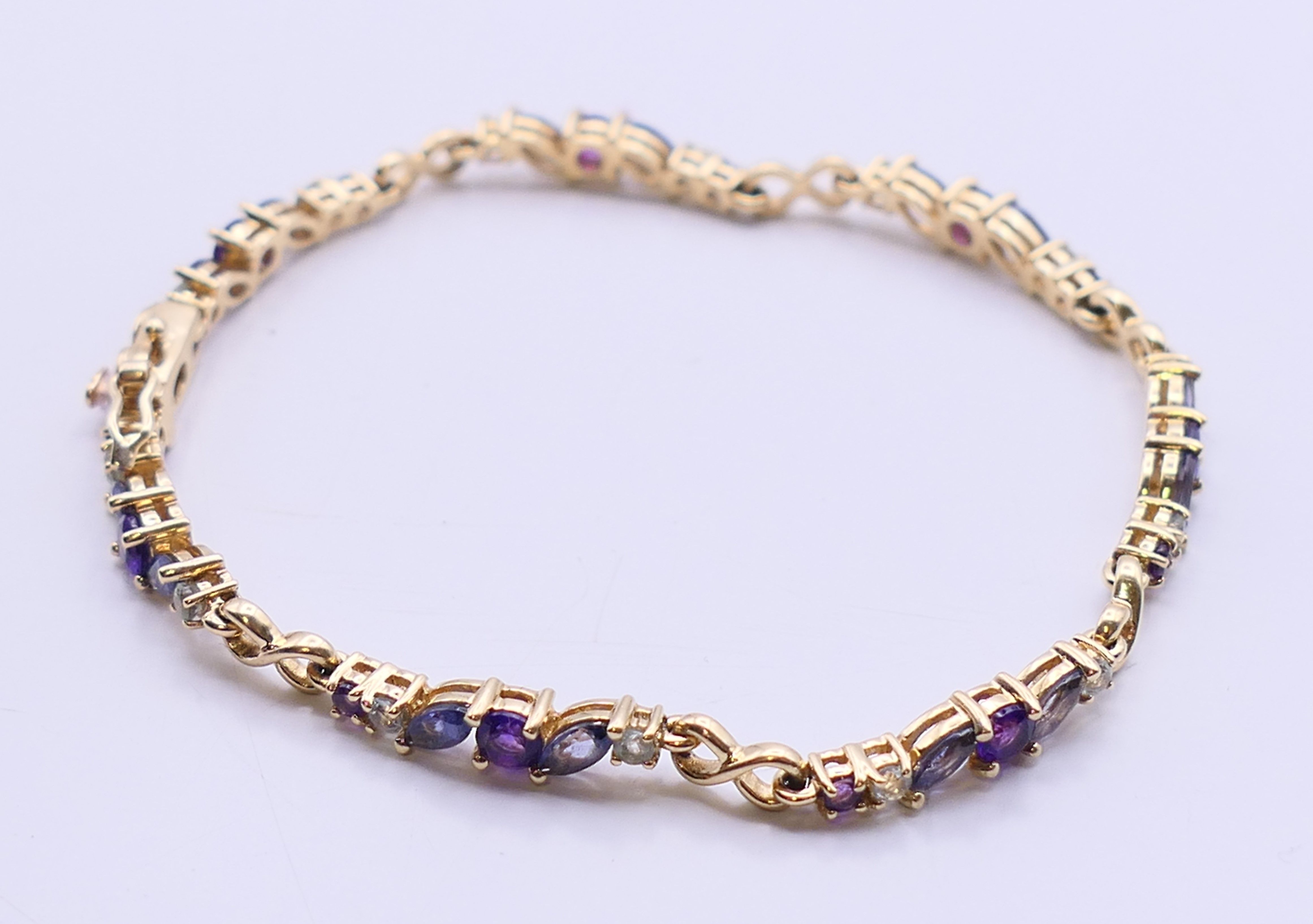 A 9 ct gold dress ring and a matching 9 ct gold bracelet. Bracelet 18 cm long. Ring size Q. 11. - Image 2 of 10