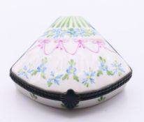 A porcelain fan shaped box with metal mounts. 6.5 cm high.