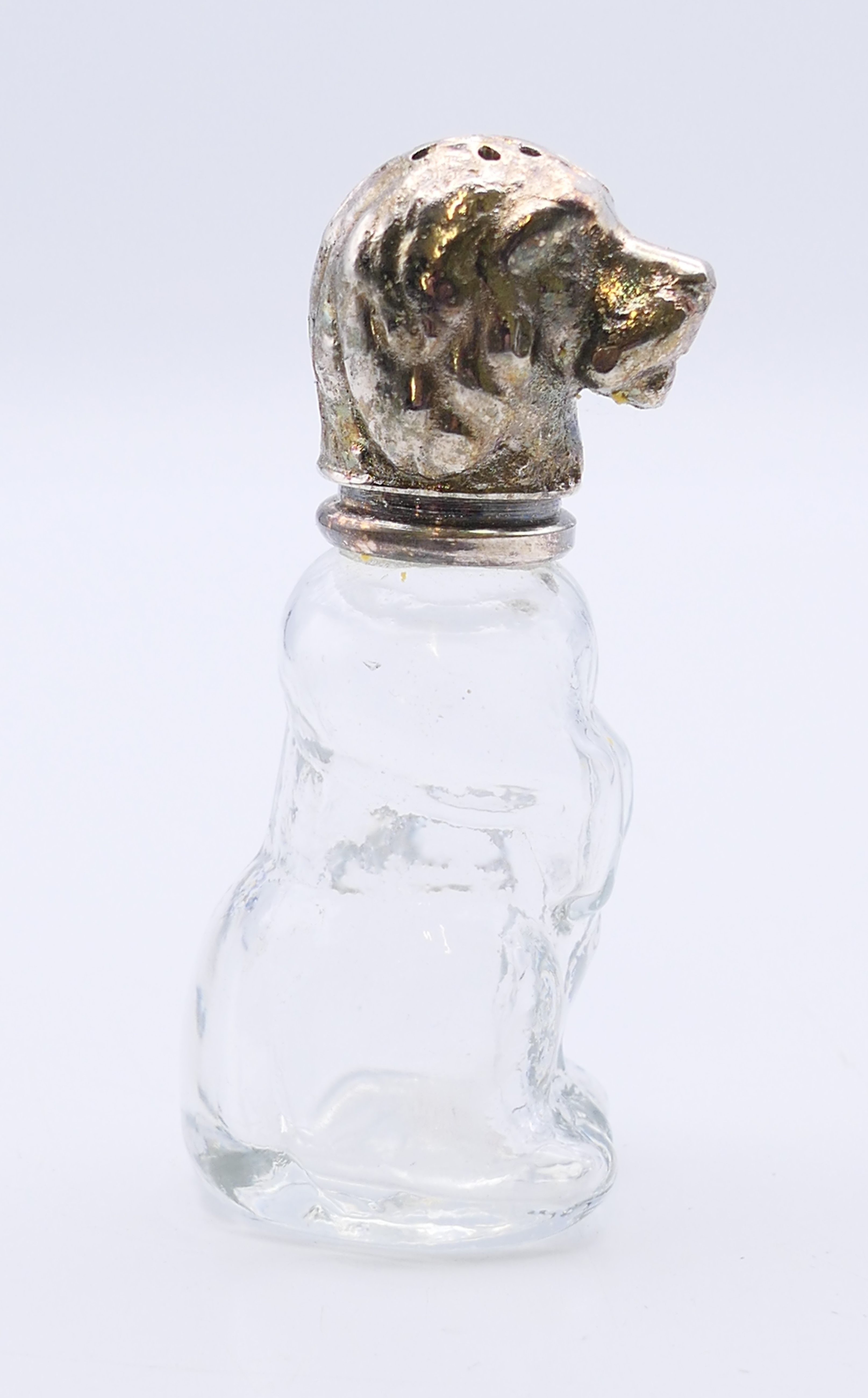 A pair of glass and white metal peppers formed as dogs. 8 cm and 7 cm high respectively. - Image 7 of 7