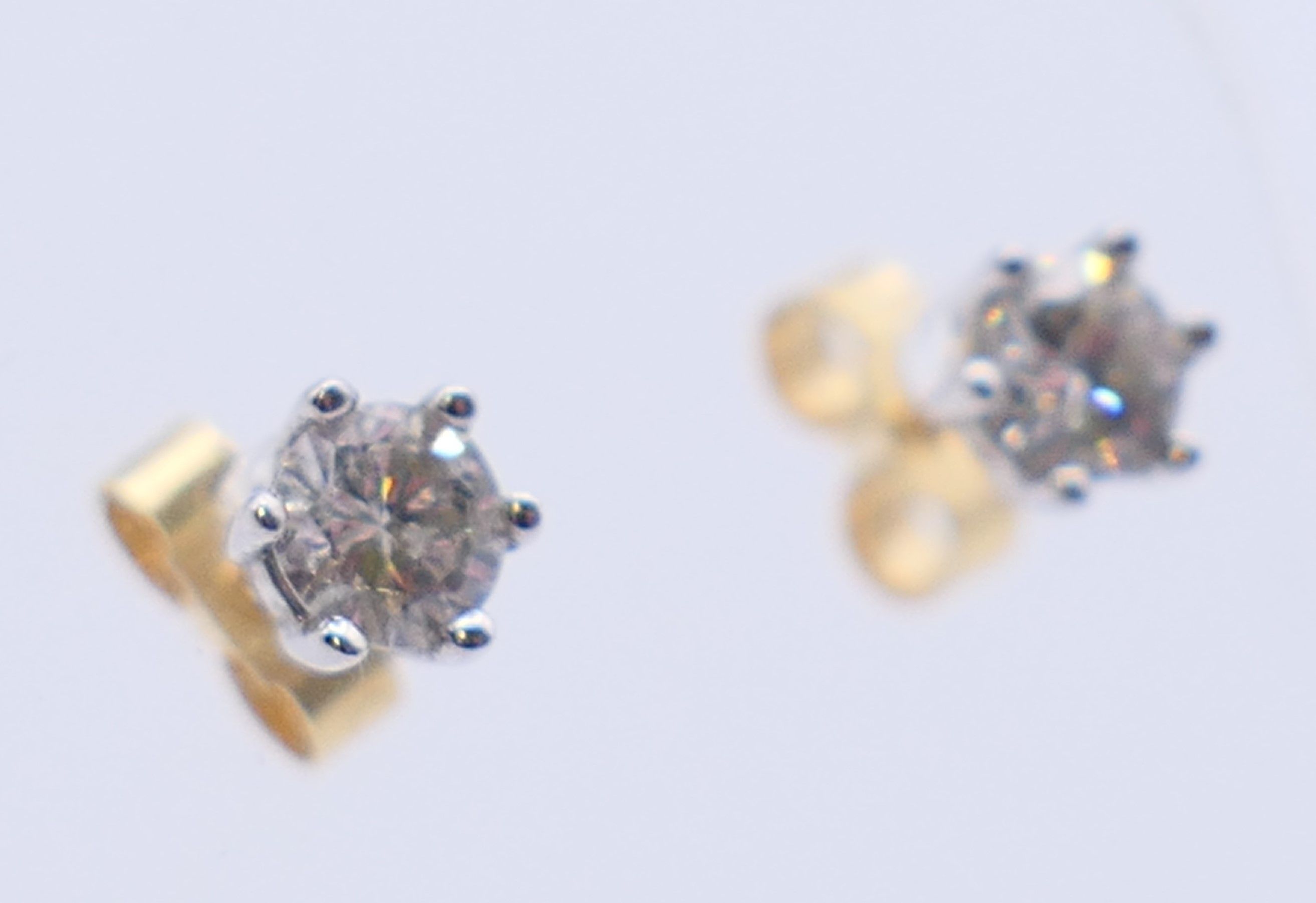 A pair of 18 ct gold diamond stud earrings. Approximately 0.5 cm diameter. - Image 2 of 6