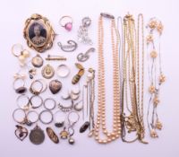 A quantity of costume jewellery, to include rings, brooches, necklaces, earrings, etc.