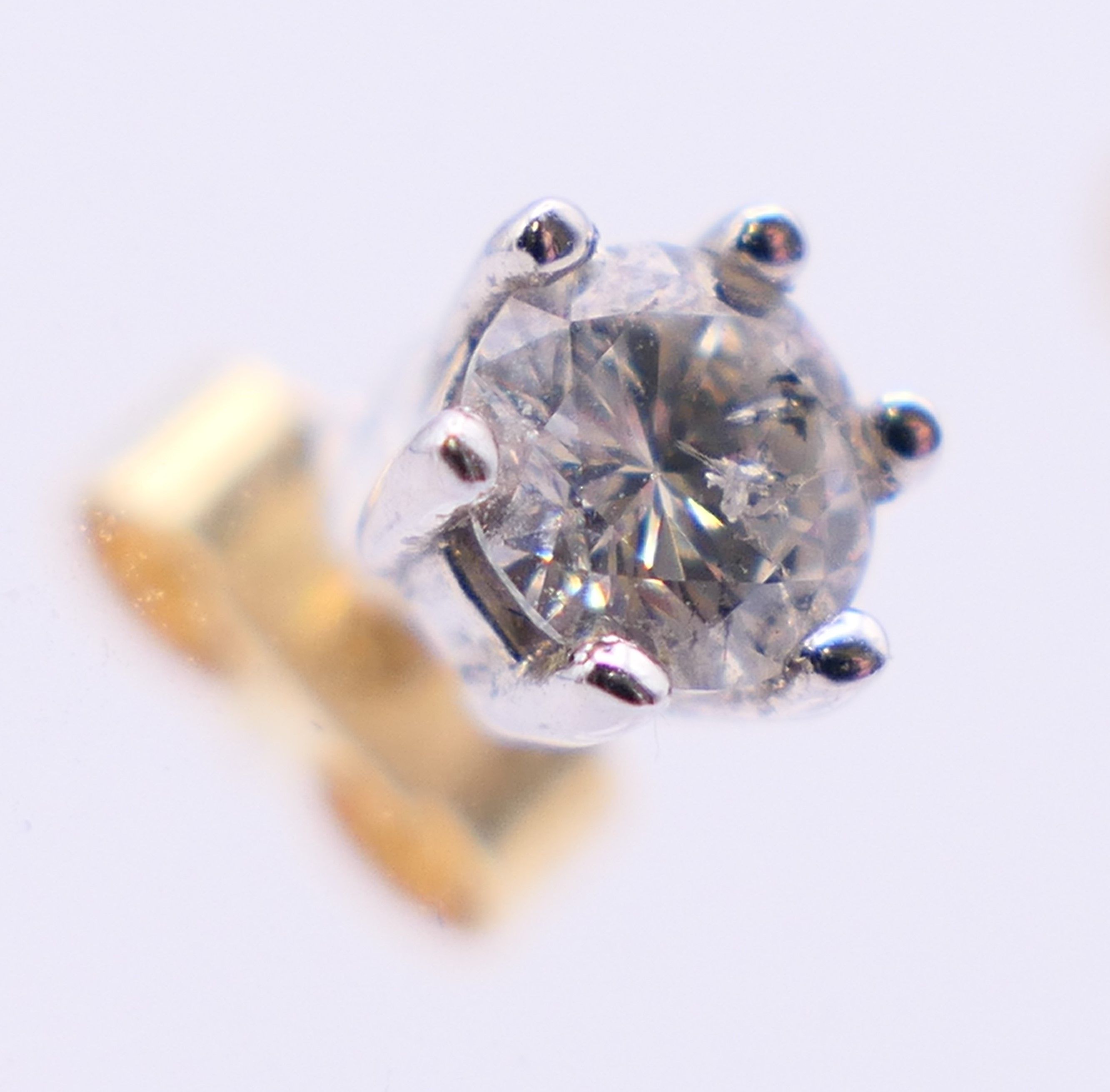 A pair of 18 ct gold diamond stud earrings. Approximately 0.5 cm diameter. - Image 3 of 6