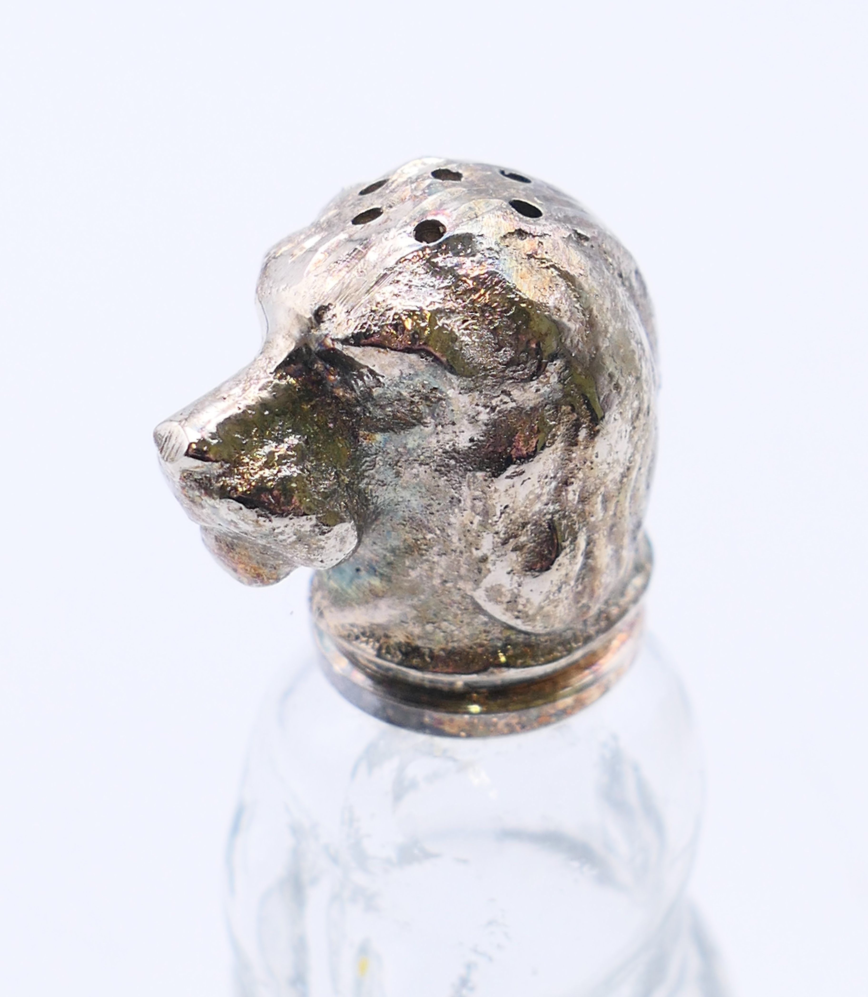 A pair of glass and white metal peppers formed as dogs. 8 cm and 7 cm high respectively. - Image 6 of 7