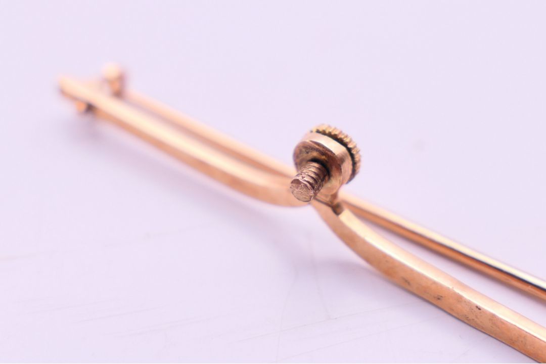An 18 ct gold and amethyst cross pendant/brooch, - Image 5 of 6