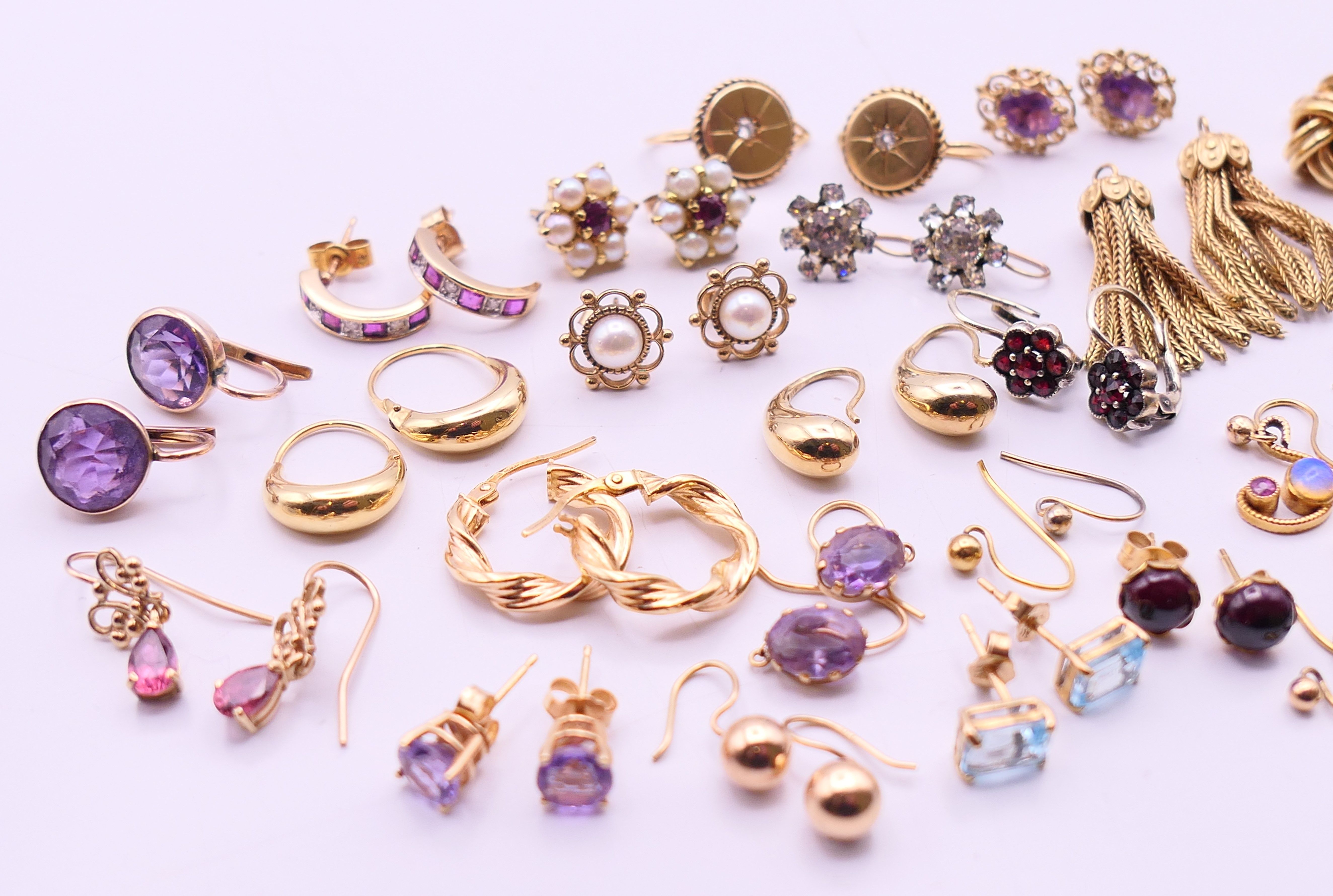 A quantity of various gold earrings. Knot twist earrings 1 cm diameter. 40.5 grammes total weight. - Image 3 of 3
