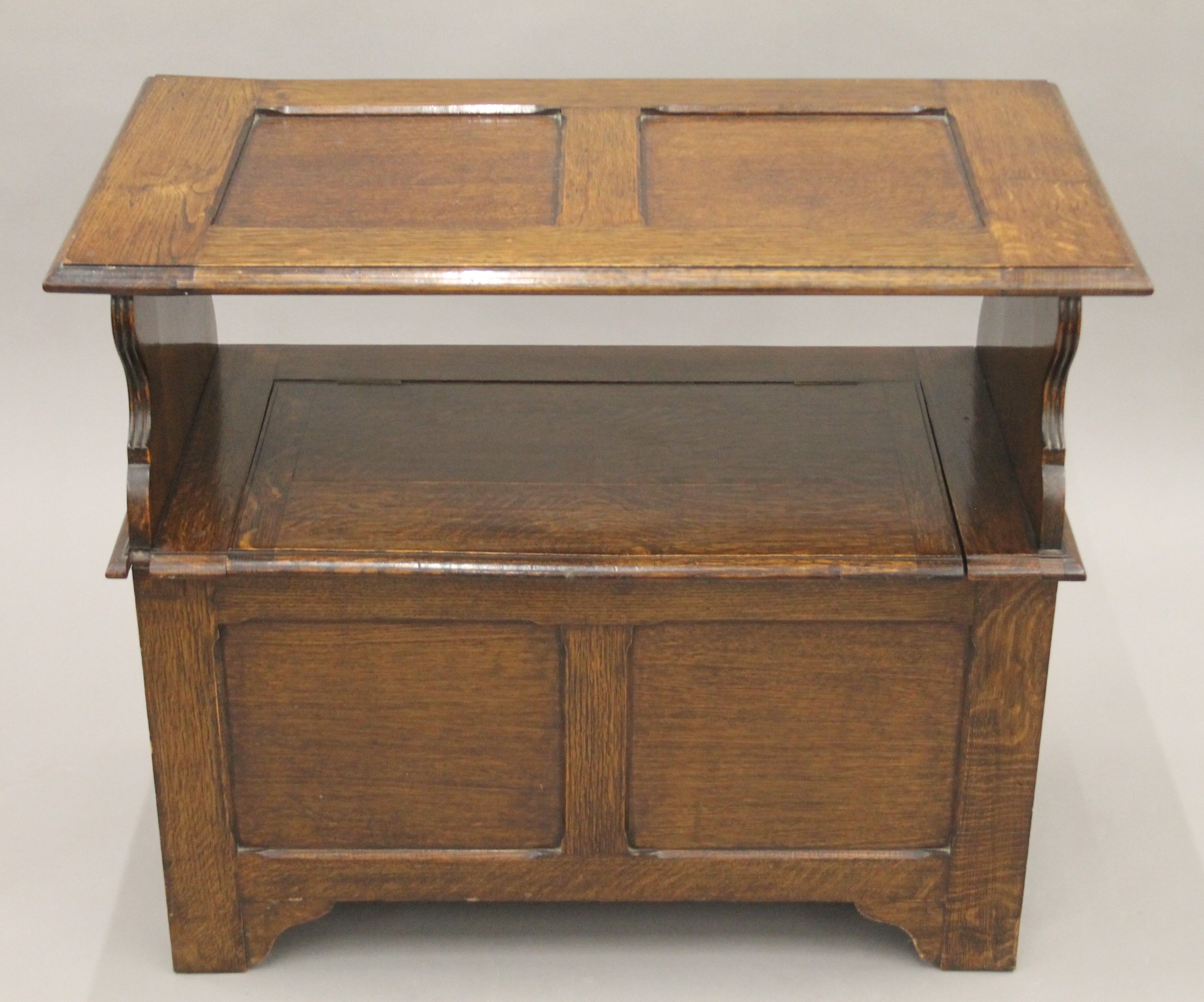 An early 20th century oak monk's bench. 90.5 cm wide. 75 cm high x 45. - Image 4 of 5