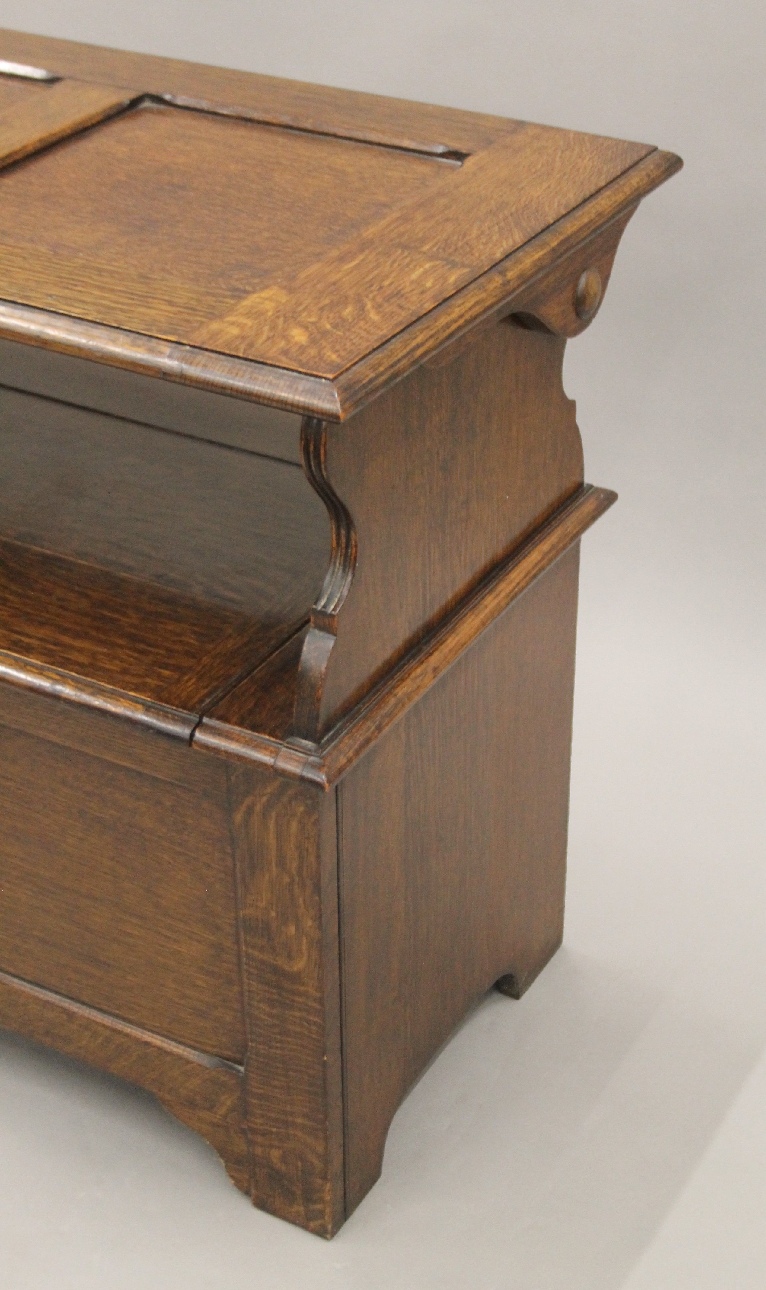 An early 20th century oak monk's bench. 90.5 cm wide. 75 cm high x 45. - Image 5 of 5
