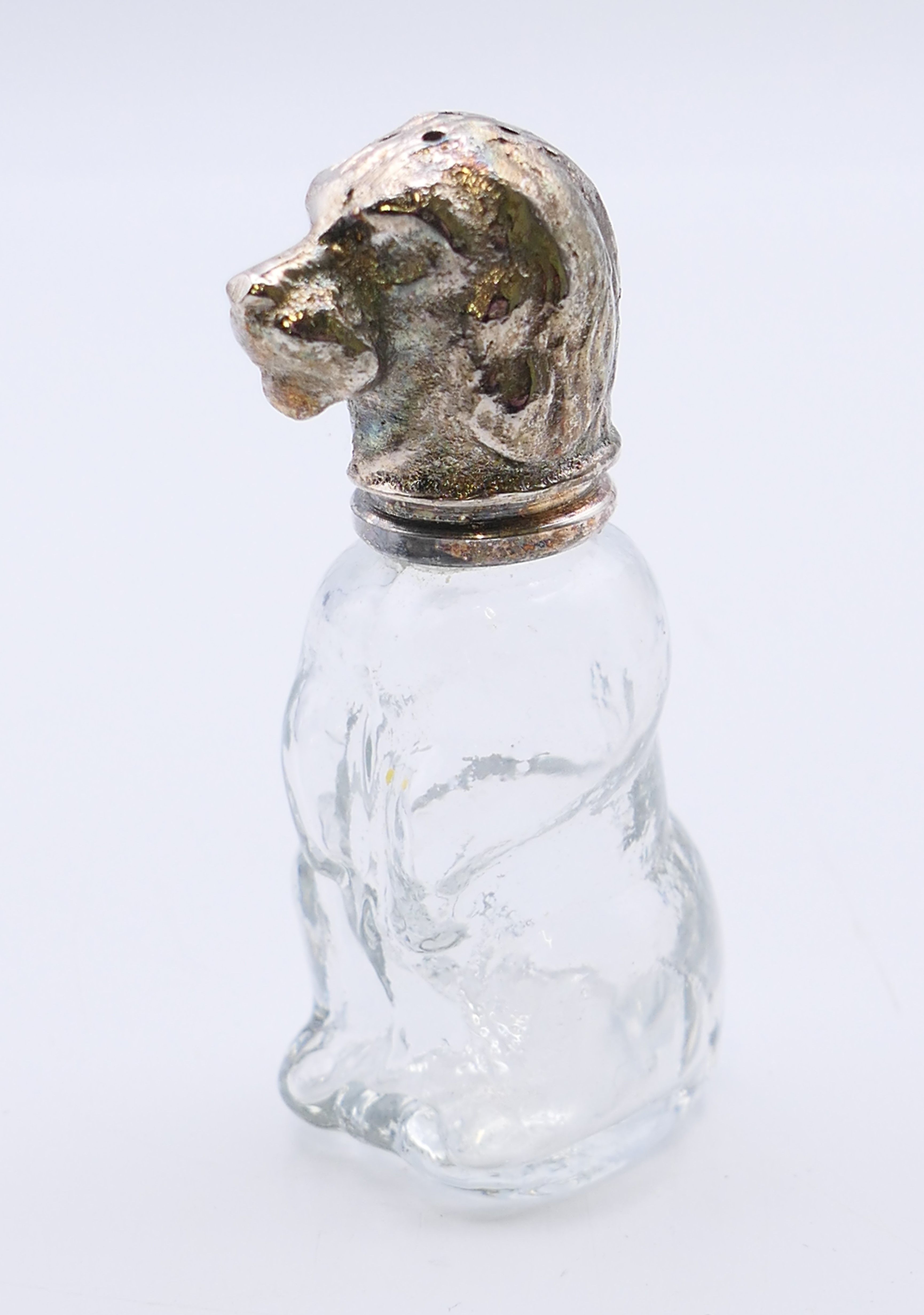A pair of glass and white metal peppers formed as dogs. 8 cm and 7 cm high respectively. - Image 5 of 7