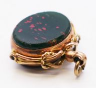 A 9 ct gold bloodstone and cornelian swivel fob. 4.7 grammes. 2.25 cm high.