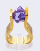 A contemporary 18 K gold and spinel ring. Ring size K. 14.7 grammes total weight.