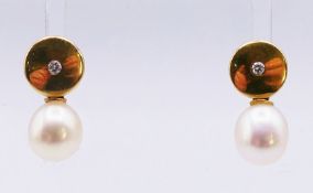 A pair of 18 ct gold, pearl and diamond earrings. 1.5 cm high. 4.2 grammes total weight.