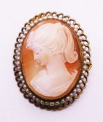 A cameo brooch, with safety chain. 4 cm high.