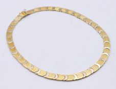 An 18 ct gold collar necklace. Approximately 41 cm long. 55.