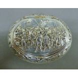 A Dutch 800 silver snuffbox. The lid embossed with the Night Watch. 6.5 cm wide. 38.8 grammes.