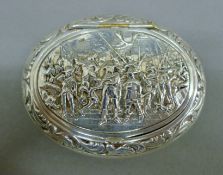 A Dutch 800 silver snuffbox. The lid embossed with the Night Watch. 6.5 cm wide. 38.8 grammes.