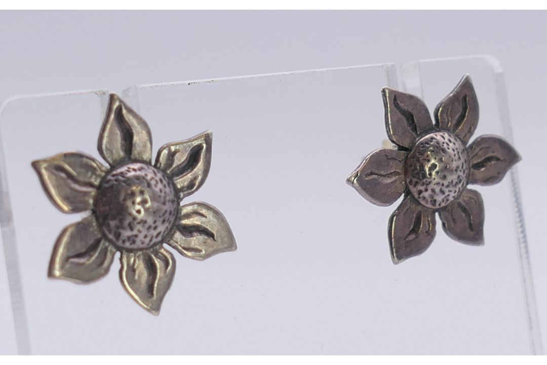Four pairs of silver earrings. Sunflower earrings approximately 2 cm diameter. - Image 6 of 13
